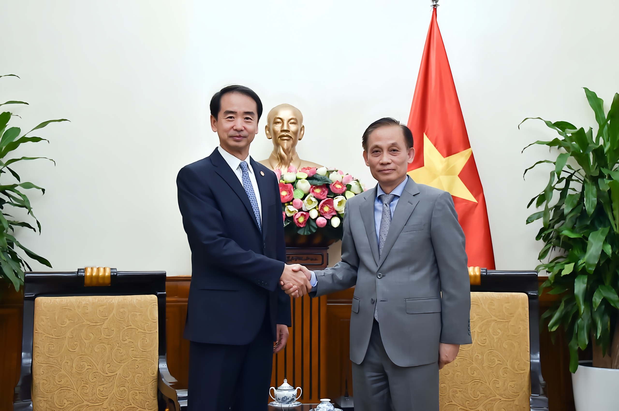 Quyền Bộ trưởng Ngọai giao L&ecirc; H&ograve;ai Trung tiếp Đại sứ Trung Quốc H&agrave; Vĩ tại H&agrave; Nội - Ảnh 1.