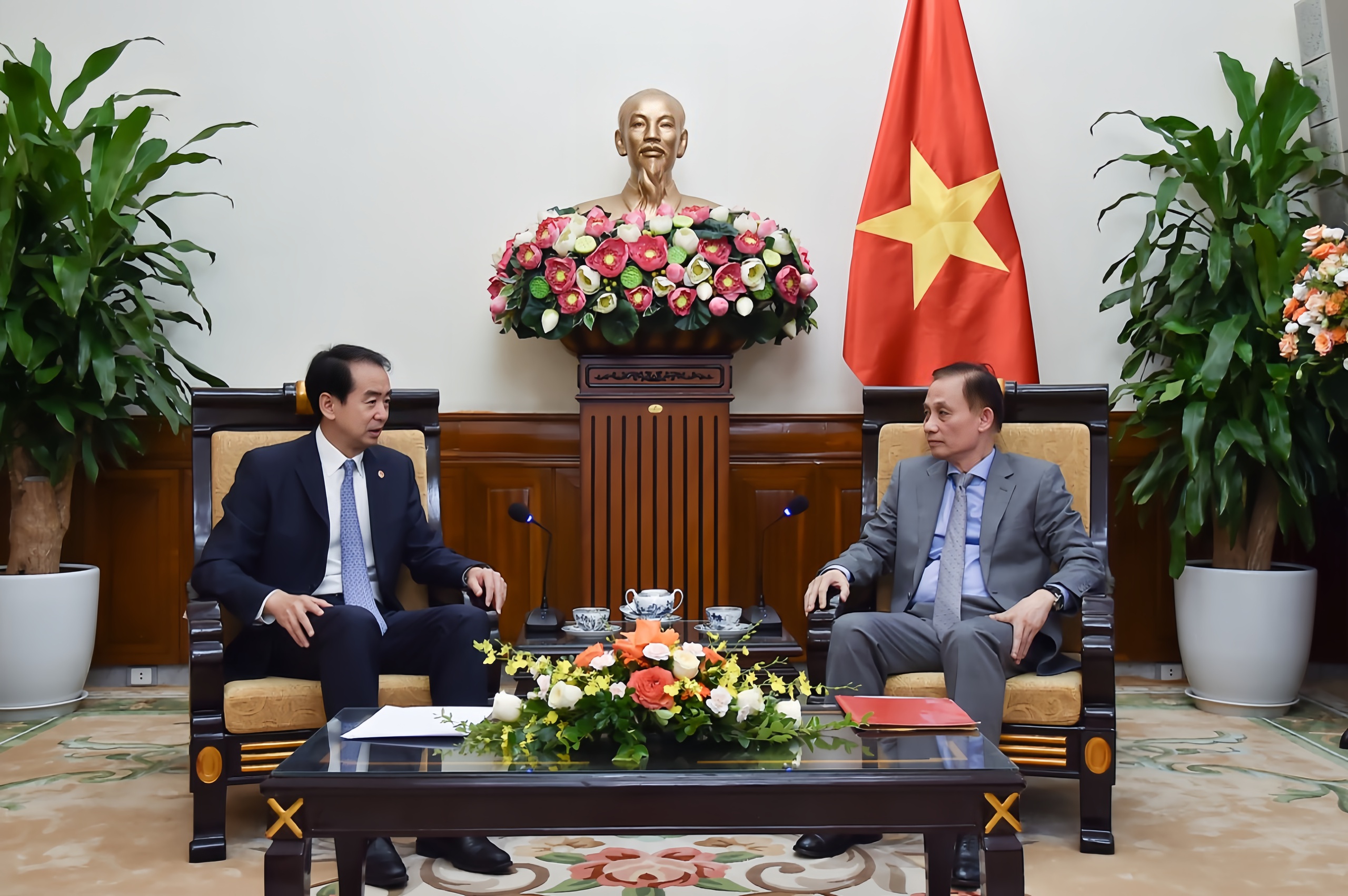 Quyền Bộ trưởng Ngọai giao L&ecirc; H&ograve;ai Trung tiếp Đại sứ Trung Quốc H&agrave; Vĩ tại H&agrave; Nội - Ảnh 3.