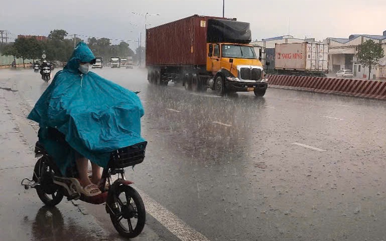 TP HCM: Mây đen, sấm rền vang, bắt đầu có mưa to