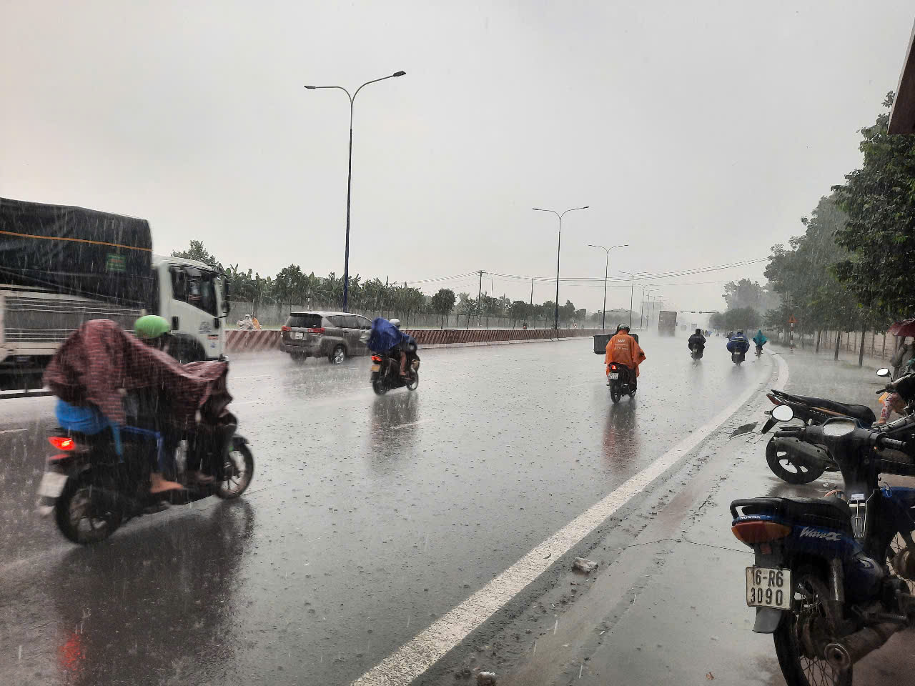 TP HCM: Mây đen trời, sấm rền vang, đã có nơi mưa to- Ảnh 3.