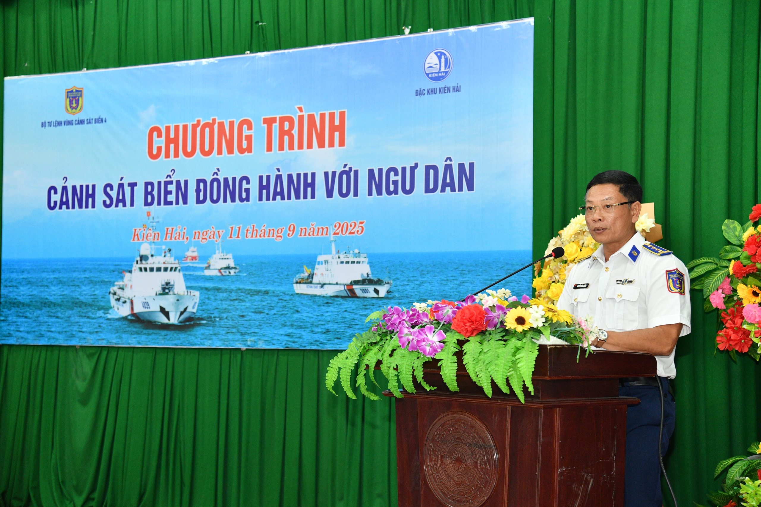 Trao cờ Tổ quốc và ảnh Bác tại chương trình “Cảnh sát biển đồng hành với ngư dân”- Ảnh 1.