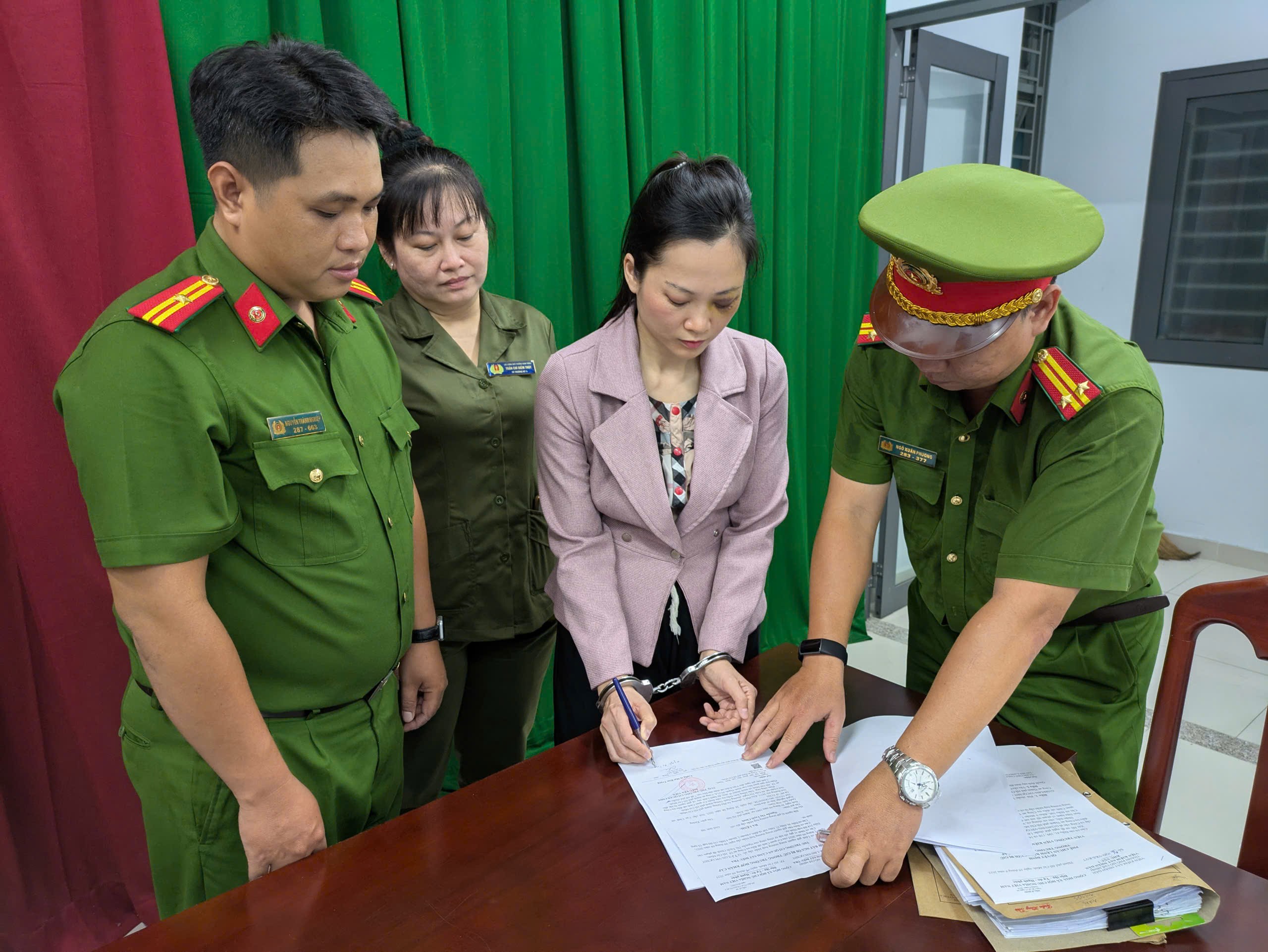 Chủ nha khoa Tuyết Chinh bị bắt v&igrave; h&agrave;nh hung kh&aacute;ch h&agrave;ng tại cơ sở nha khoa - Ảnh 1.
