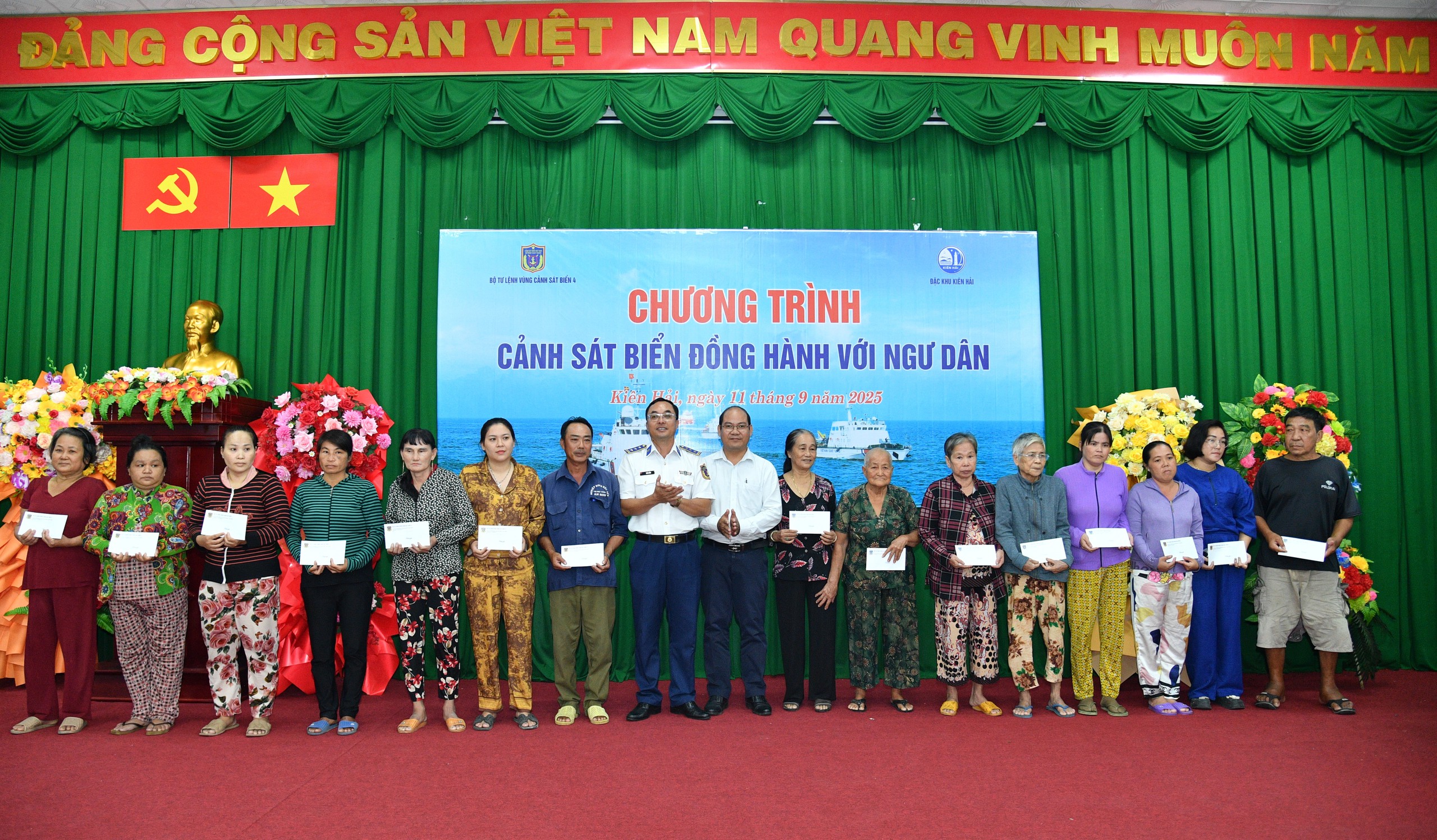 Trao cờ Tổ quốc và ảnh Bác tại chương trình “Cảnh sát biển đồng hành với ngư dân”- Ảnh 3.