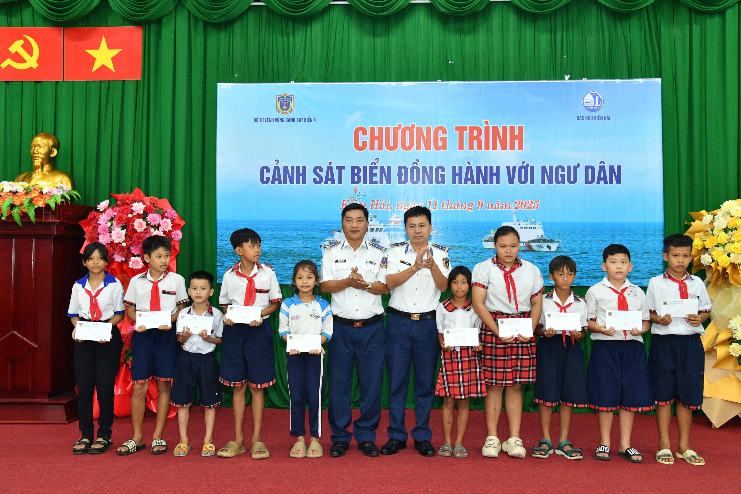 Trao cờ Tổ quốc và ảnh Bác tại chương trình “Cảnh sát biển đồng hành với ngư dân”- Ảnh 4.