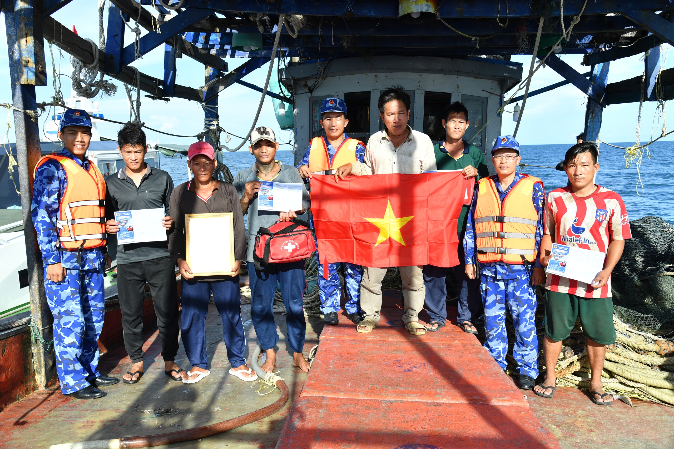 Trao cờ Tổ quốc và ảnh Bác tại chương trình “Cảnh sát biển đồng hành với ngư dân”- Ảnh 5.