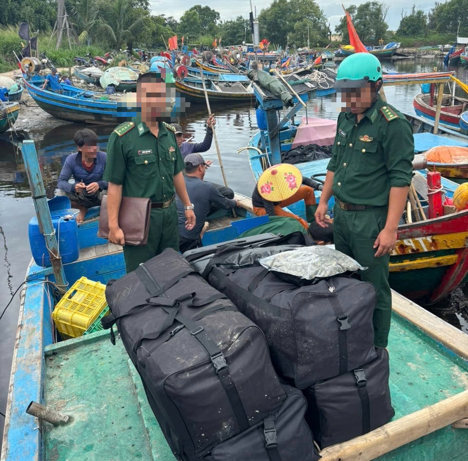 Hơn 81 kg cần sa tr&ocirc;i dạt tr&ecirc;n v&ugrave;ng biển TP HCM- Ảnh 1.