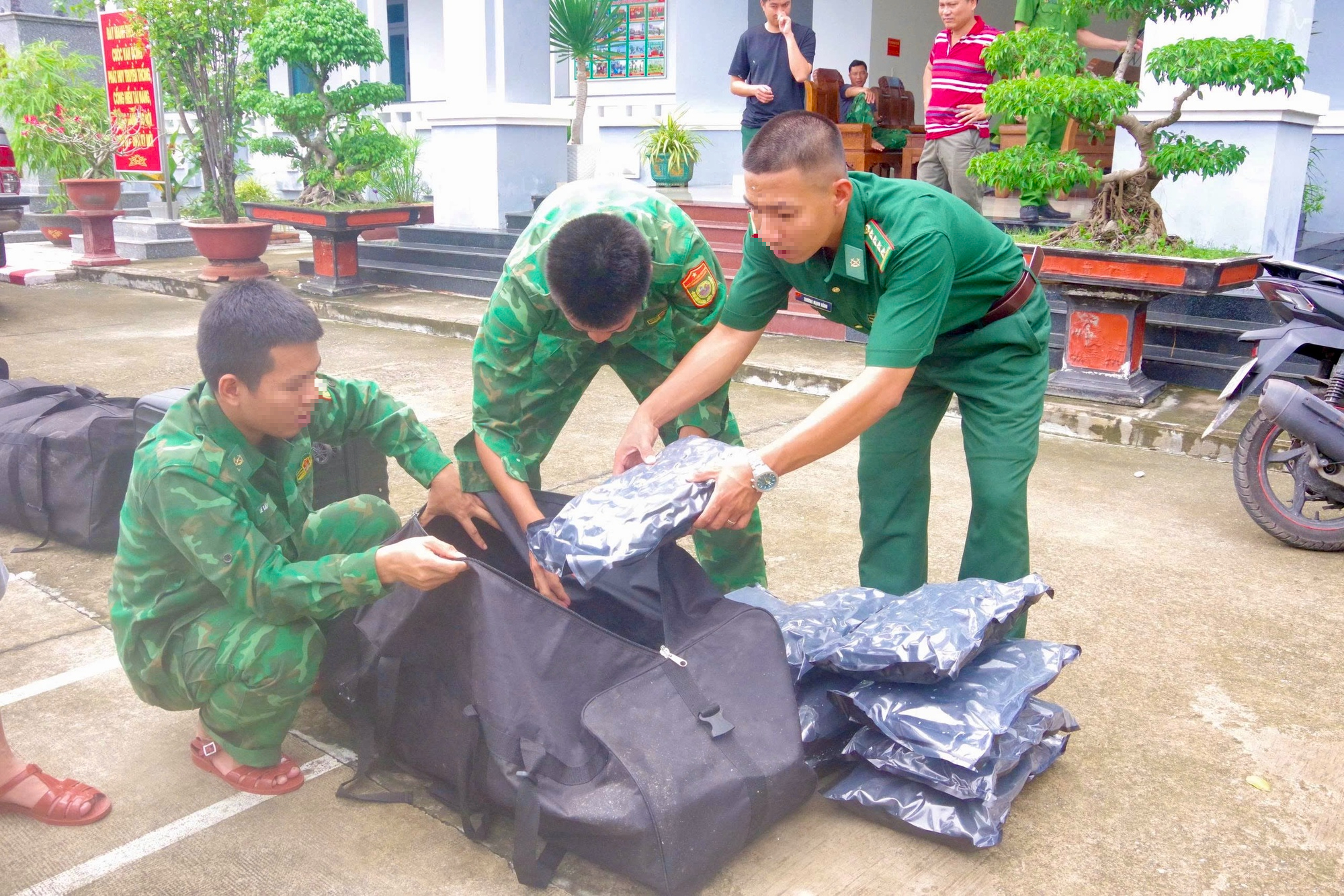 Hơn 81 kg cần sa tr&ocirc;i dạt tr&ecirc;n v&ugrave;ng biển TP HCM- Ảnh 2.