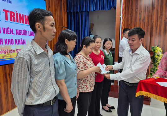GIỮ VỮNG VAI TR&Ograve; BỆ ĐỠ (*): C&ocirc;ng đo&agrave;n tạo bước đột ph&aacute;- Ảnh 1.