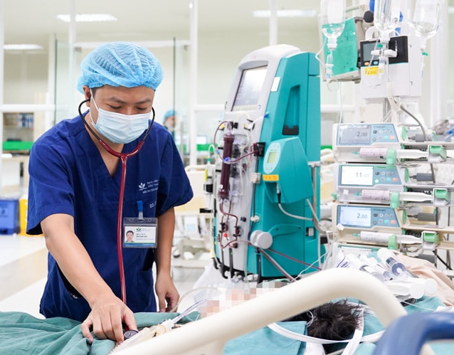 Uống nhầm thuốc diệt chuột, b&eacute; g&aacute;i 10 tuổi nguy kịch - Ảnh 1.