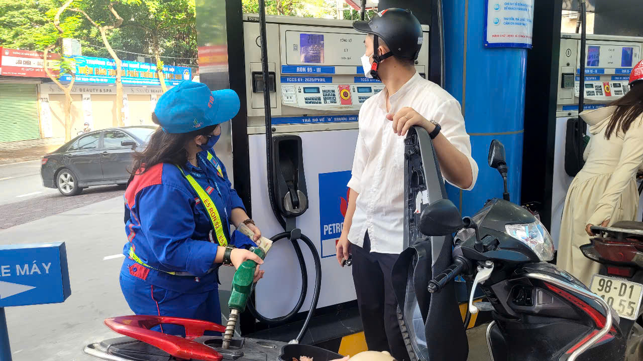 Giá xăng dầu giảm sau phiên tăng vọt: Cập nhật mới nhất ngày 6 - 10 - Ảnh 1.