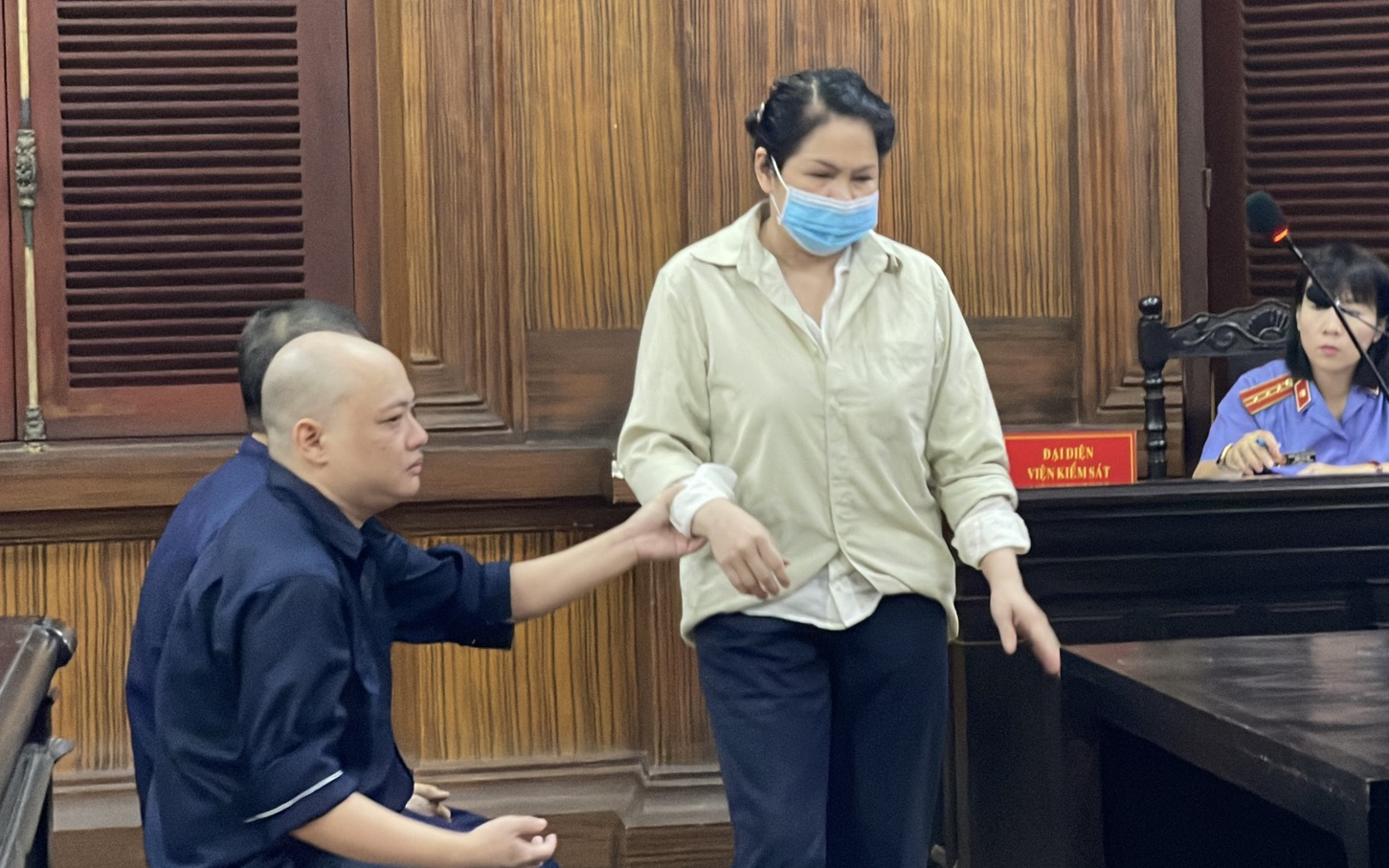 Clip: Căng thẳng phiên toà xét xử bà chủ nhà thuốc Mỹ Châu