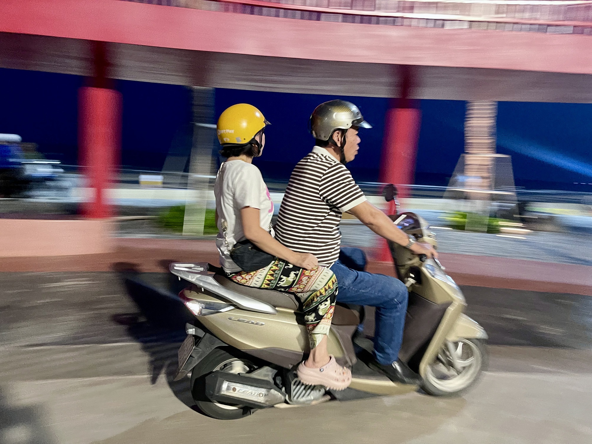 CLIP: Bất chấp r&agrave;o chắn, xe m&aacute;y vẫn ồ ạt chạy v&agrave;o C&ocirc;ng vi&ecirc;n B&atilde;i Sau, phường Vũng T&agrave;u- Ảnh 6.