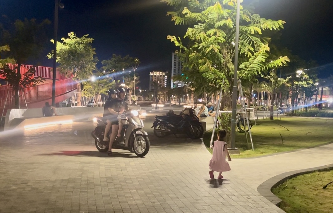 CLIP: Bất chấp r&agrave;o chắn, xe m&aacute;y vẫn ồ ạt chạy v&agrave;o C&ocirc;ng vi&ecirc;n B&atilde;i Sau, phường Vũng T&agrave;u- Ảnh 2.