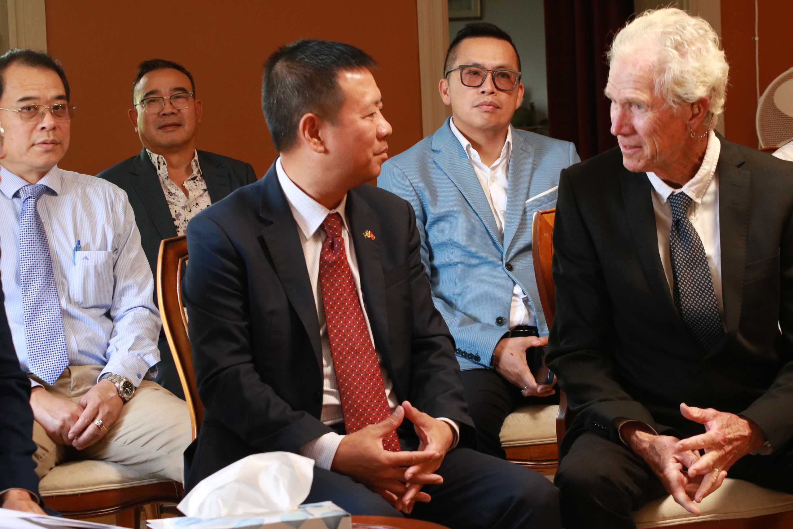 Trao Kỷ niệm chương tặng đạo diễn phim Thụy Điển "Victory Vietnam" - Ảnh 3.
