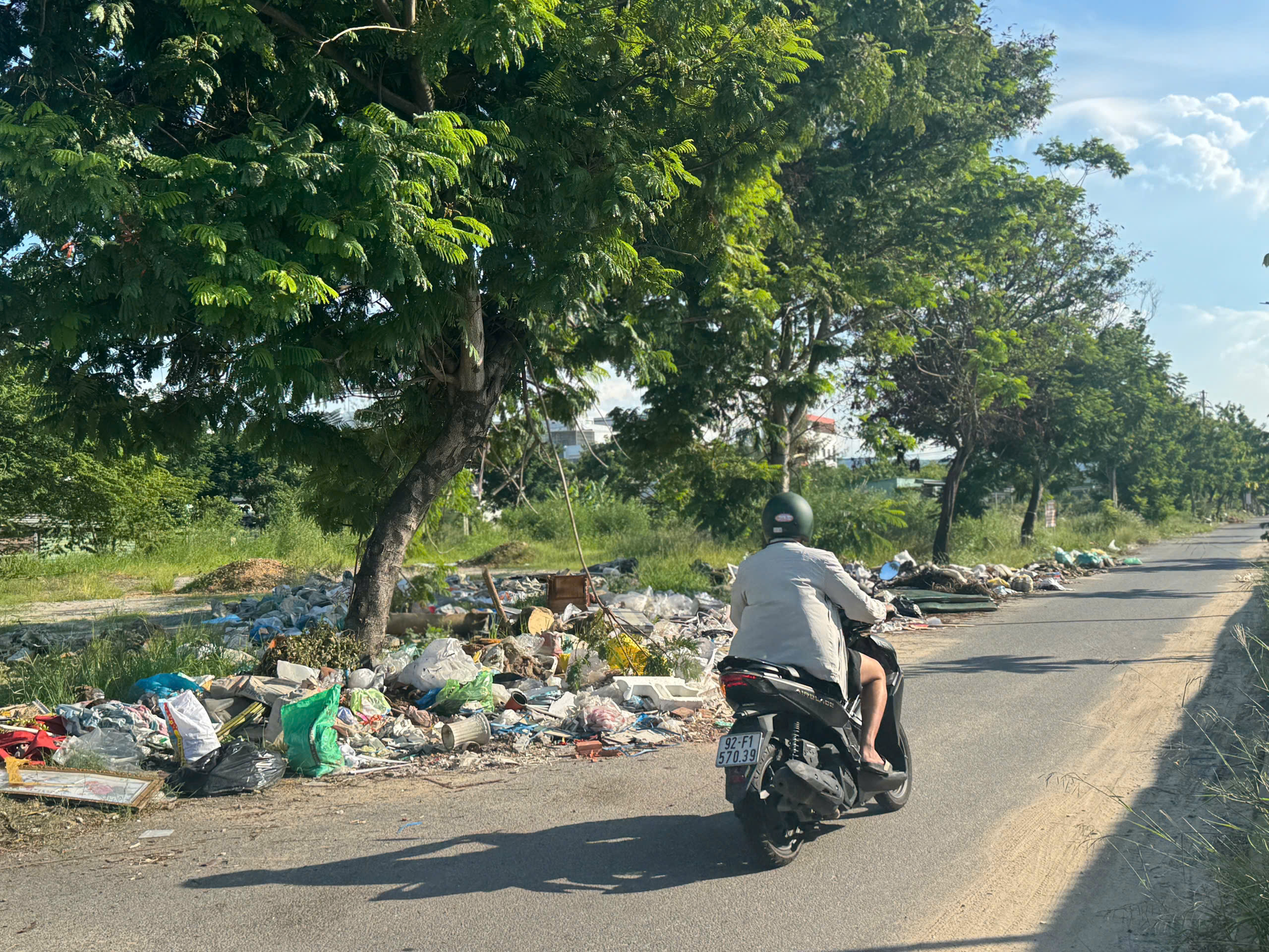 Đ&agrave; Nẵng xử phạt đổ trộm chất thải rắn , 4 t&agrave;i xế bị phạt nặng - Ảnh 3.
