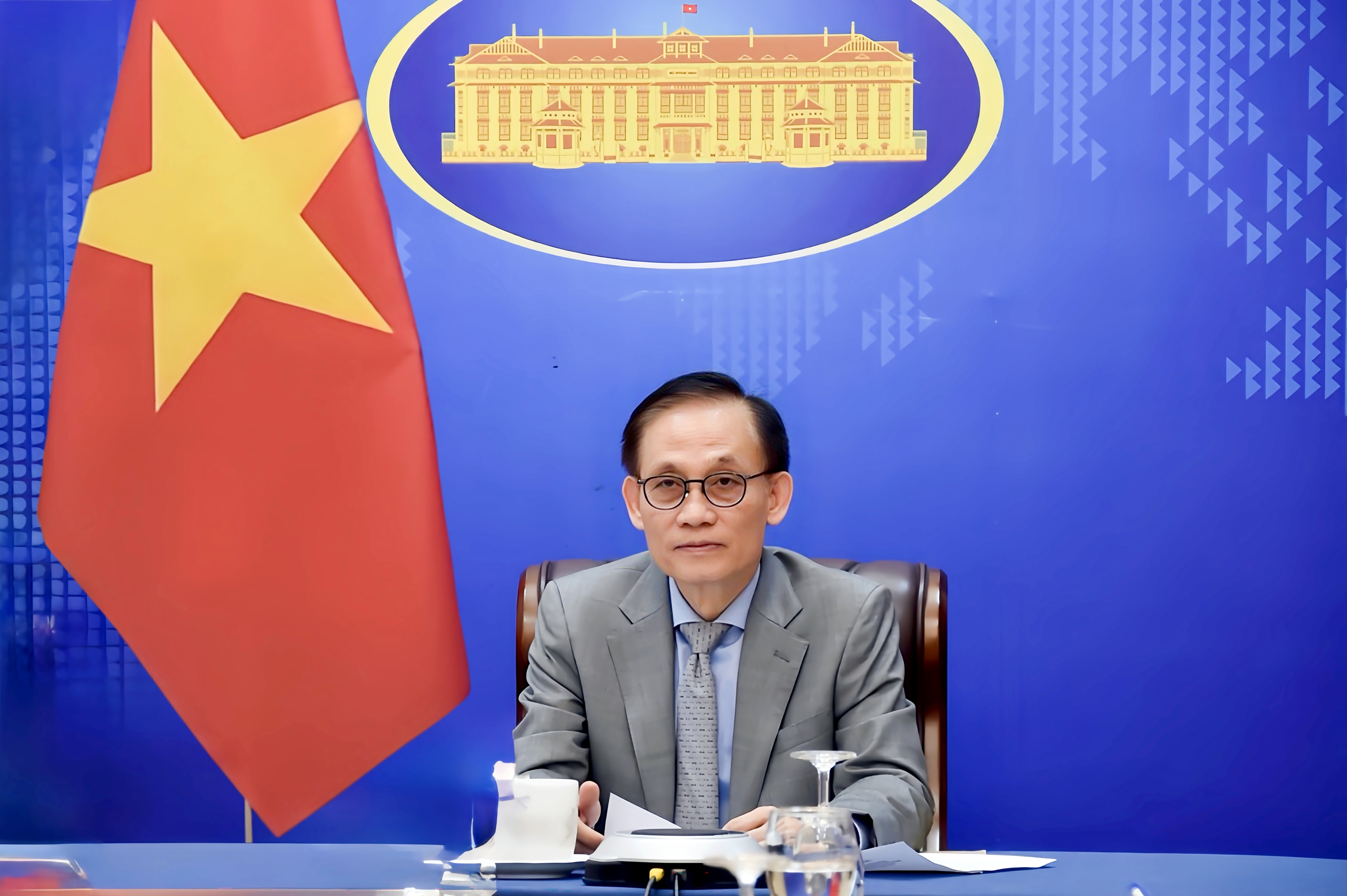Quyền Bộ trưởng Ngọai giao L&ecirc; H&ograve;ai Trung tiếp Đại sứ Trung Quốc H&agrave; Vĩ tại H&agrave; Nội - Ảnh 4.