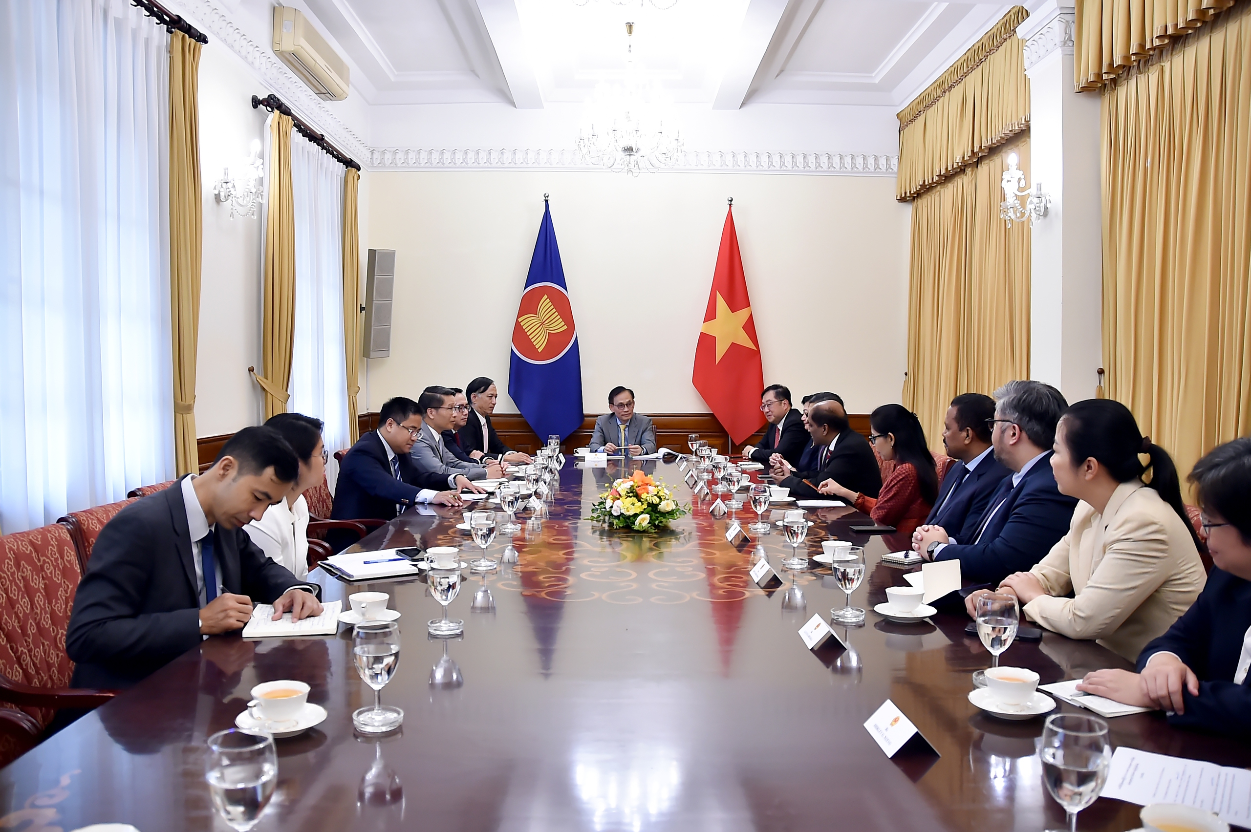 Quyền Bộ trưởng Ngọai giao L&ecirc; H&ograve;ai Trung tiếp Đại sứ Trung Quốc H&agrave; Vĩ tại H&agrave; Nội - Ảnh 6.