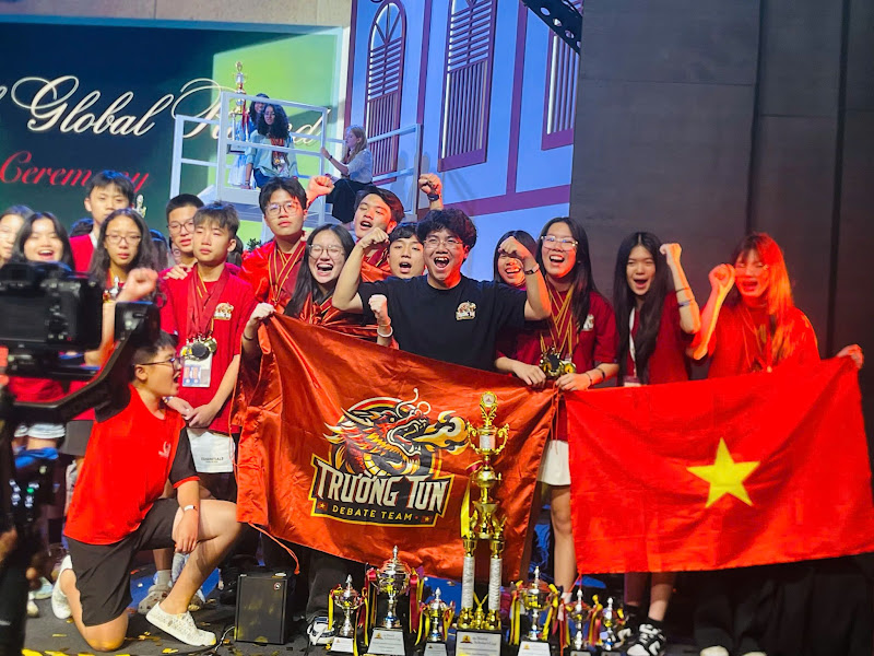Việt Nam lần đầu gi&agrave;nh 2 giải v&ocirc; địch to&agrave;n cầu ở World Scholar's Cup 2025 - Ảnh 1.