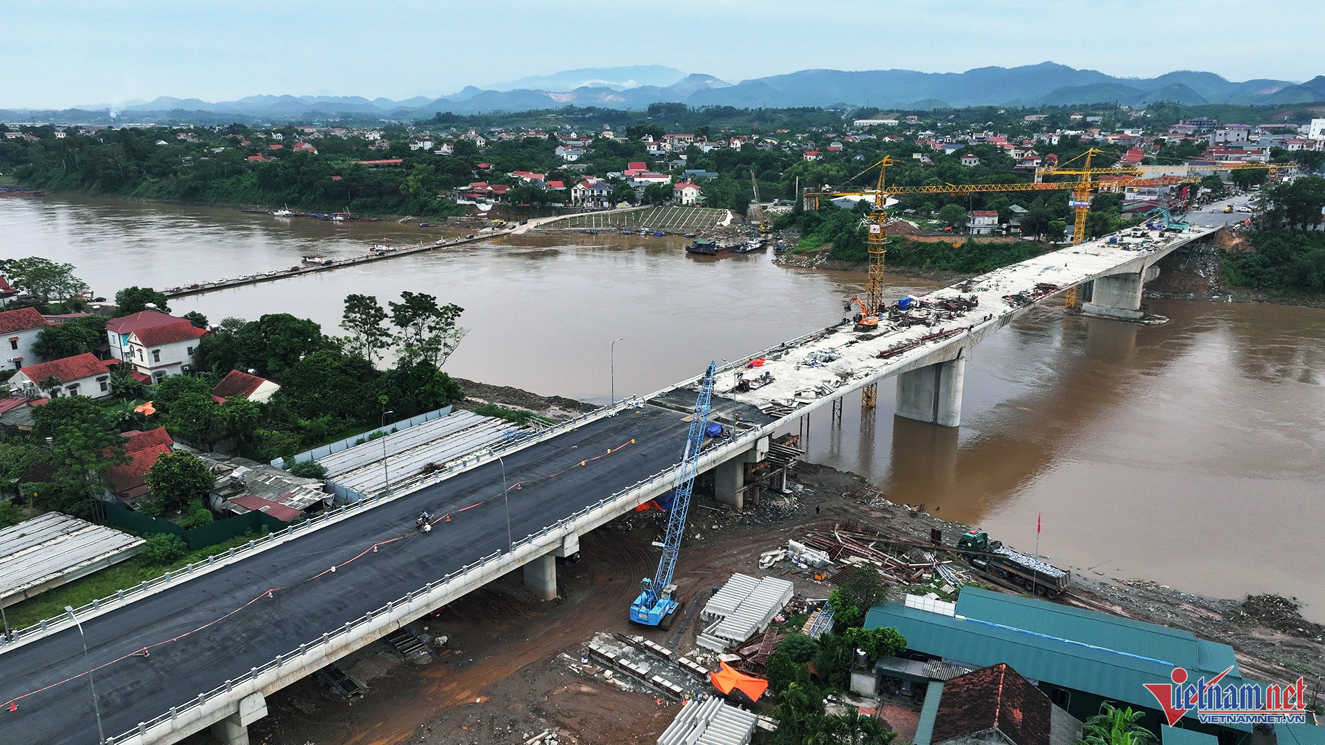 Cầu Phong Ch&acirc;u mới ho&agrave;n th&agrave;nh: Biểu tượng hồi sinh sau thảm họa sập cầu - Ảnh 4.