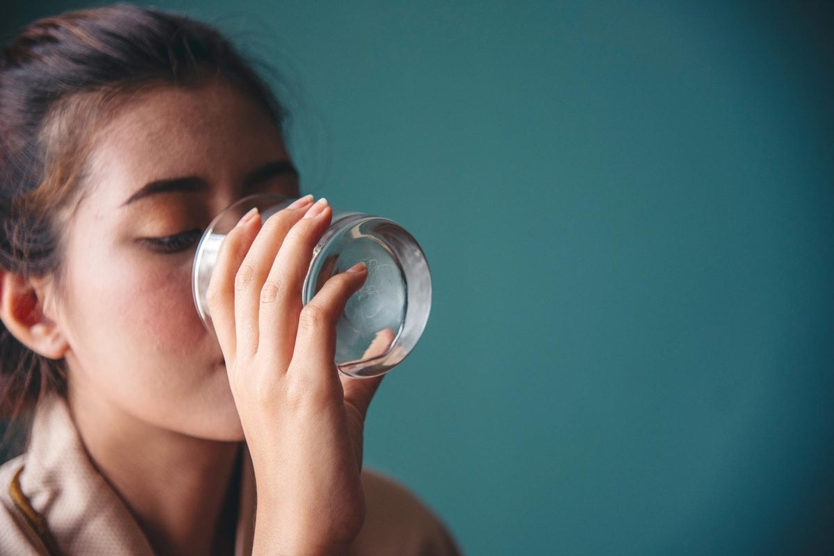 Điều g&igrave; xảy ra khi bạn chỉ uống 1,5 l&iacute;t nước mỗi ng&agrave;y - Ảnh 1.