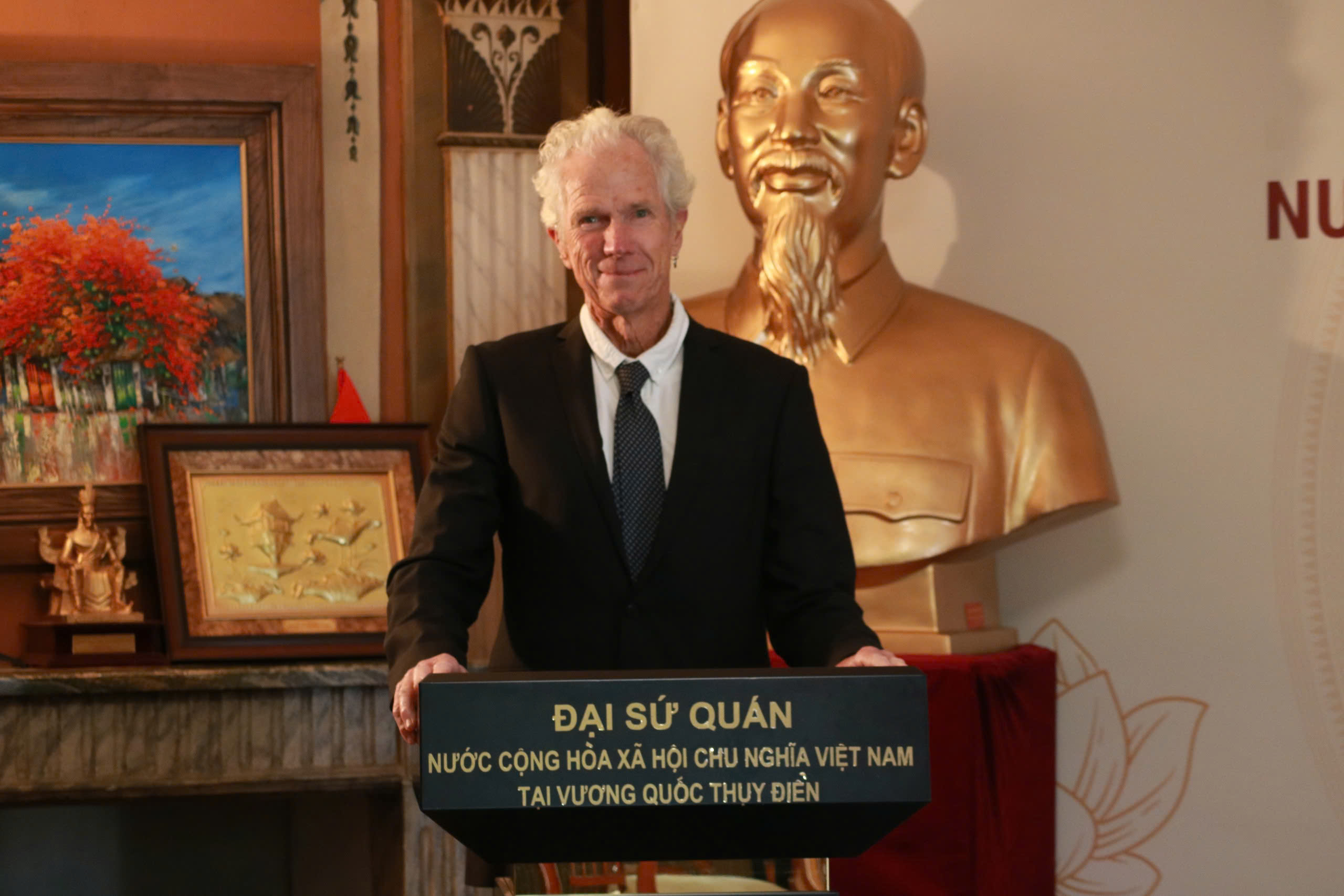 Trao Kỷ niệm chương tặng đạo diễn phim Thụy Điển "Victory Vietnam" - Ảnh 2.
