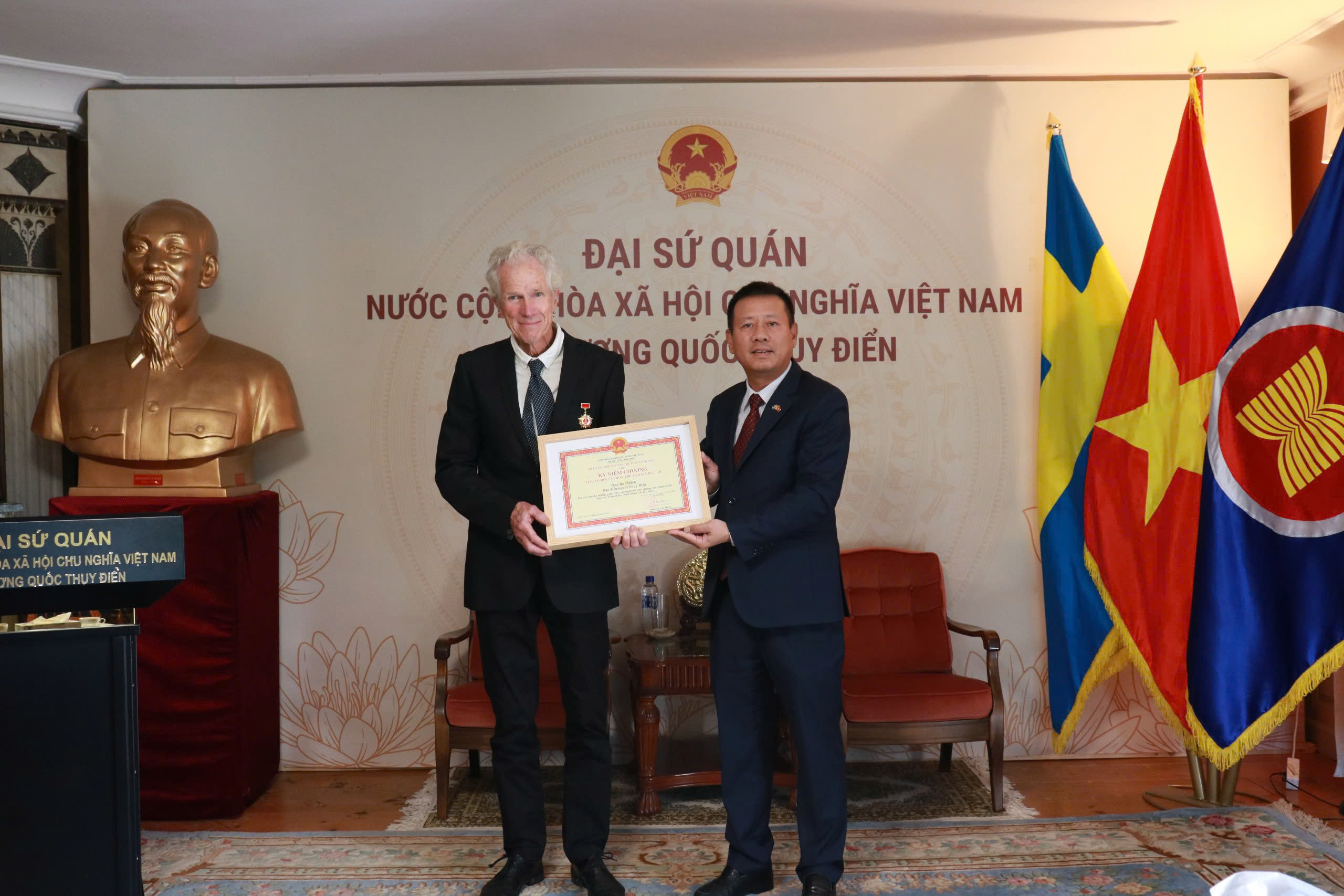 Trao Kỷ niệm chương tặng đạo diễn phim Thụy Điển "Victory Vietnam" - Ảnh 4.