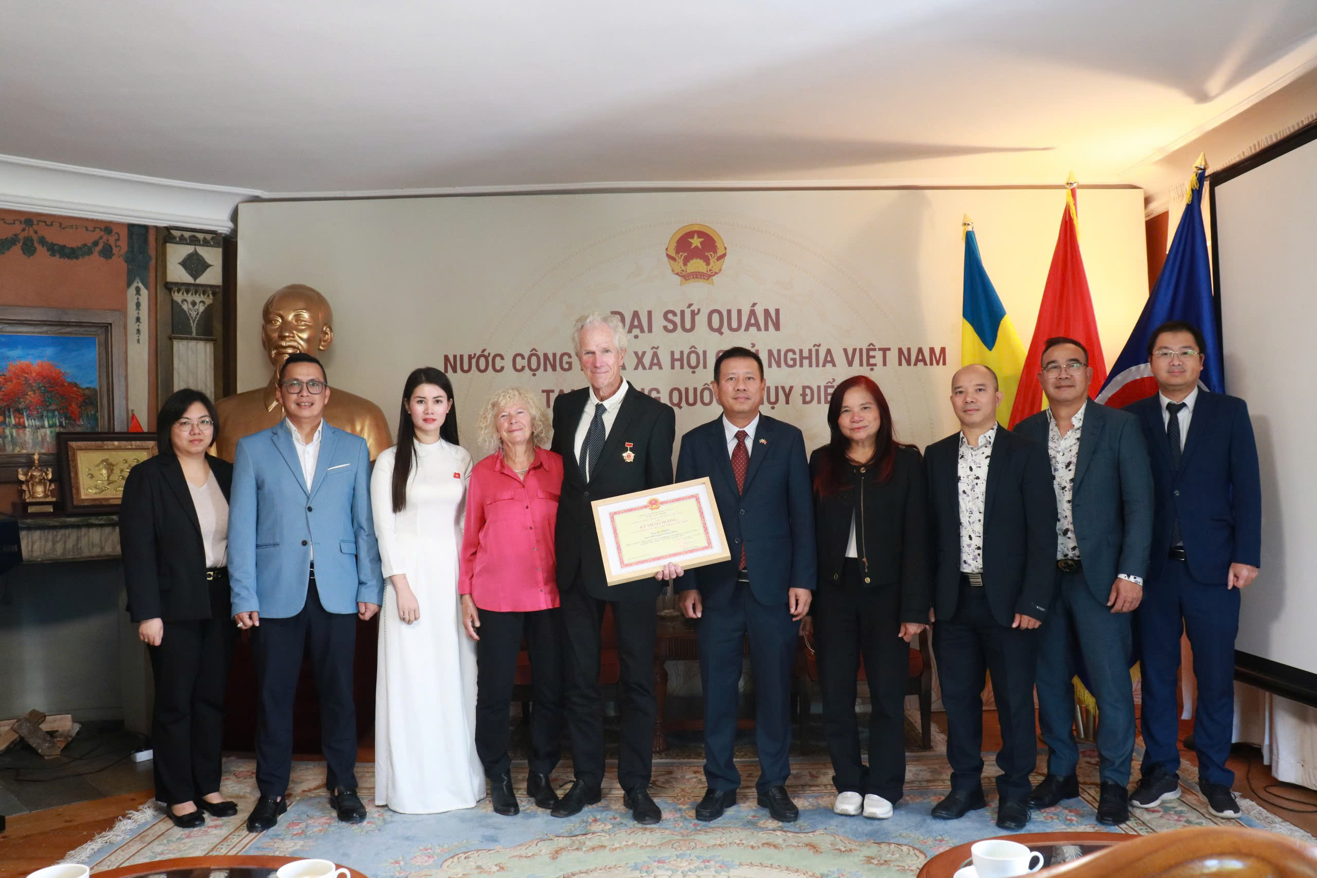Trao Kỷ niệm chương tặng đạo diễn phim Thụy Điển "Victory Vietnam" - Ảnh 5.