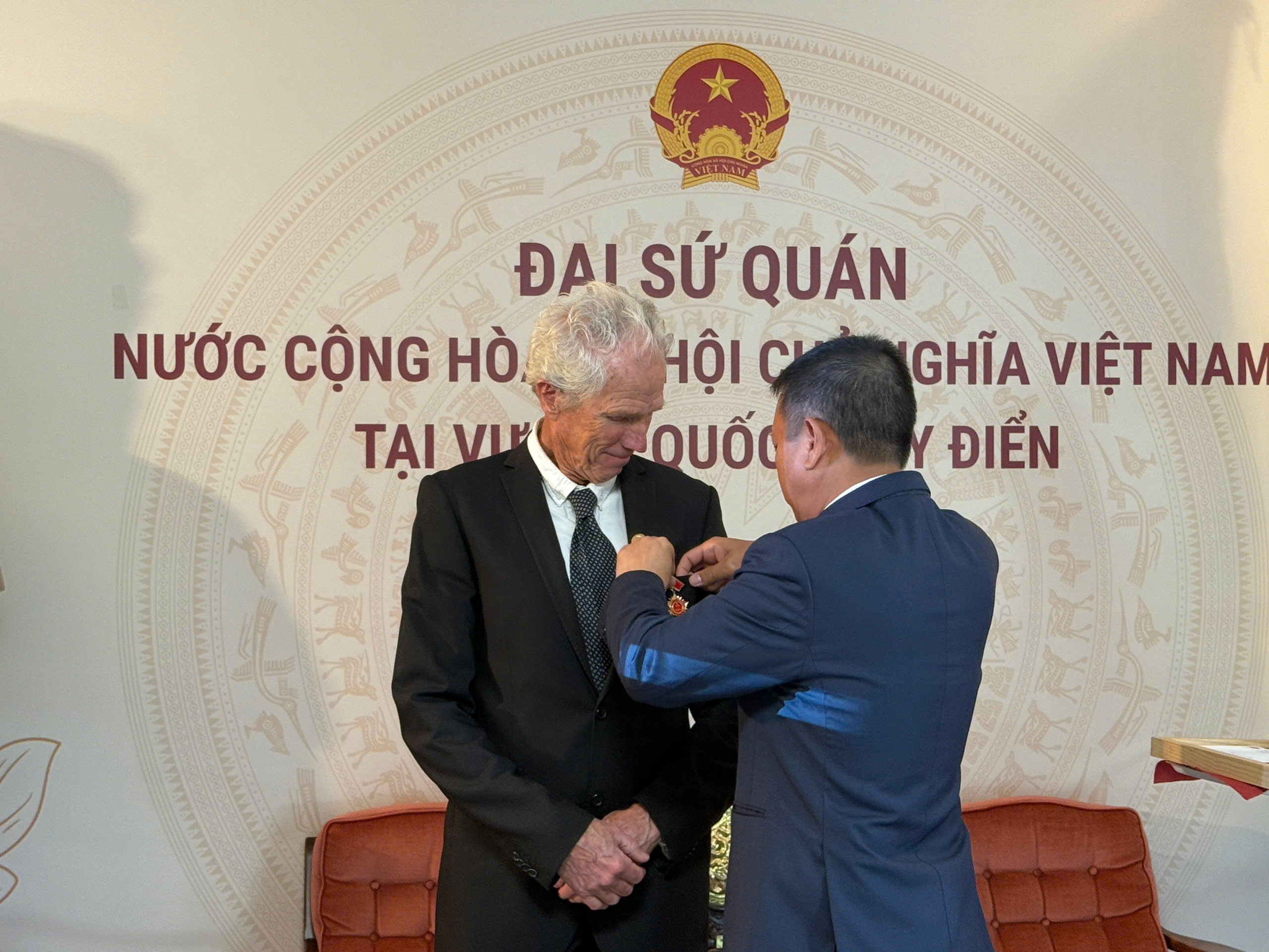 Trao Kỷ niệm chương tặng đạo diễn phim Thụy Điển "Victory Vietnam" - Ảnh 1.
