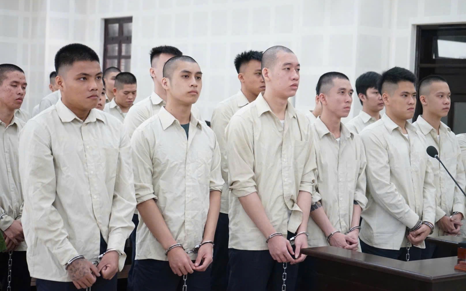 26 người lãnh án chỉ vì 1 cú đấm trong lúc hát karaoke
