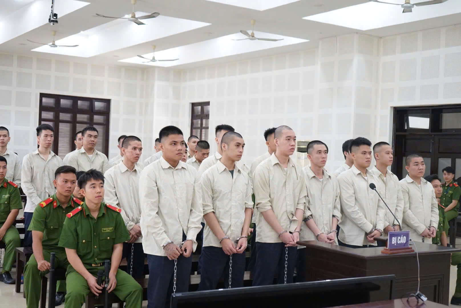 26 người lãnh án chỉ vì 1 cú đấm trong lúc hát karaoke- Ảnh 1.