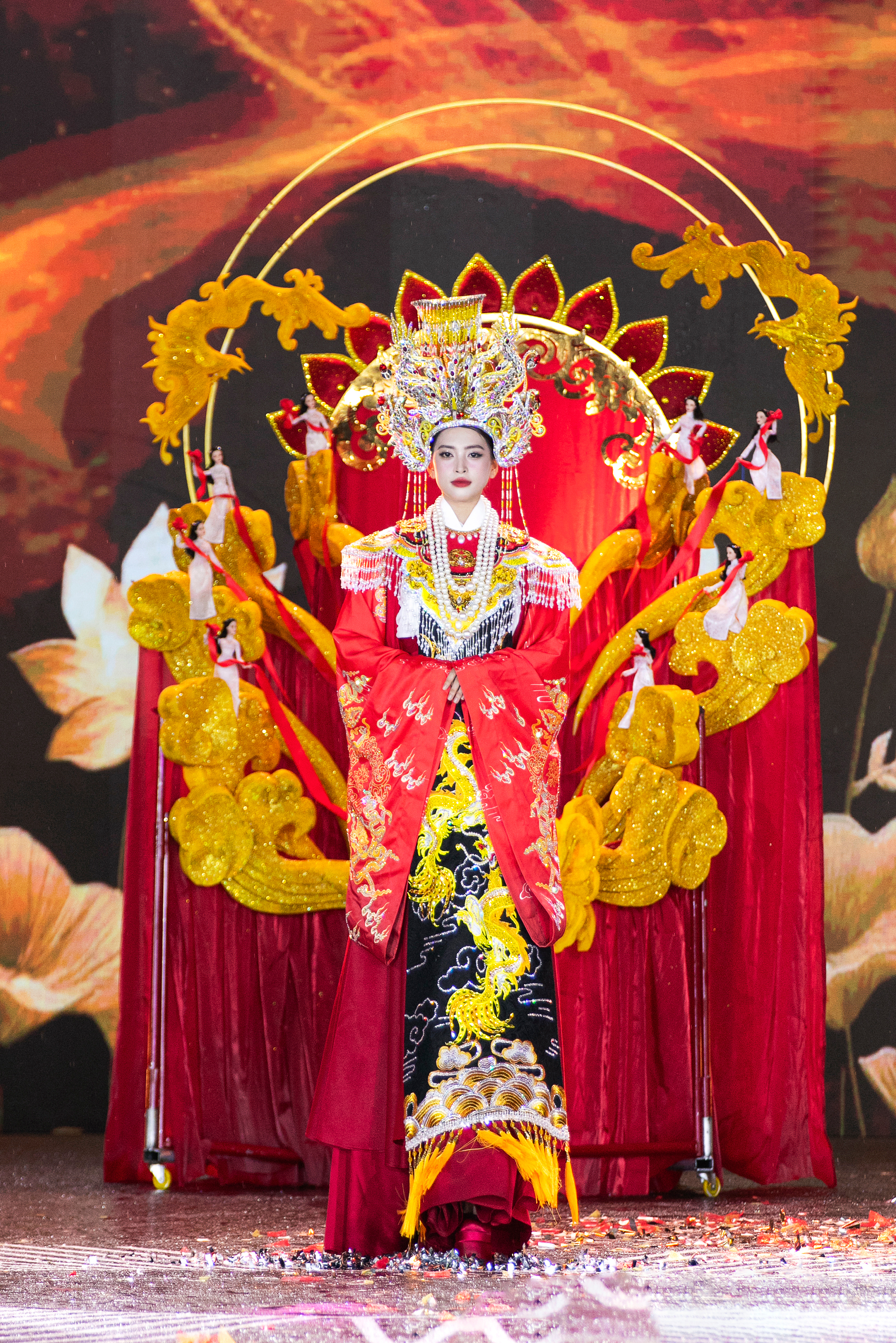 Cảnh tượng chưa từng c&oacute; ở Miss Grand VietNam

- Ảnh 13.
