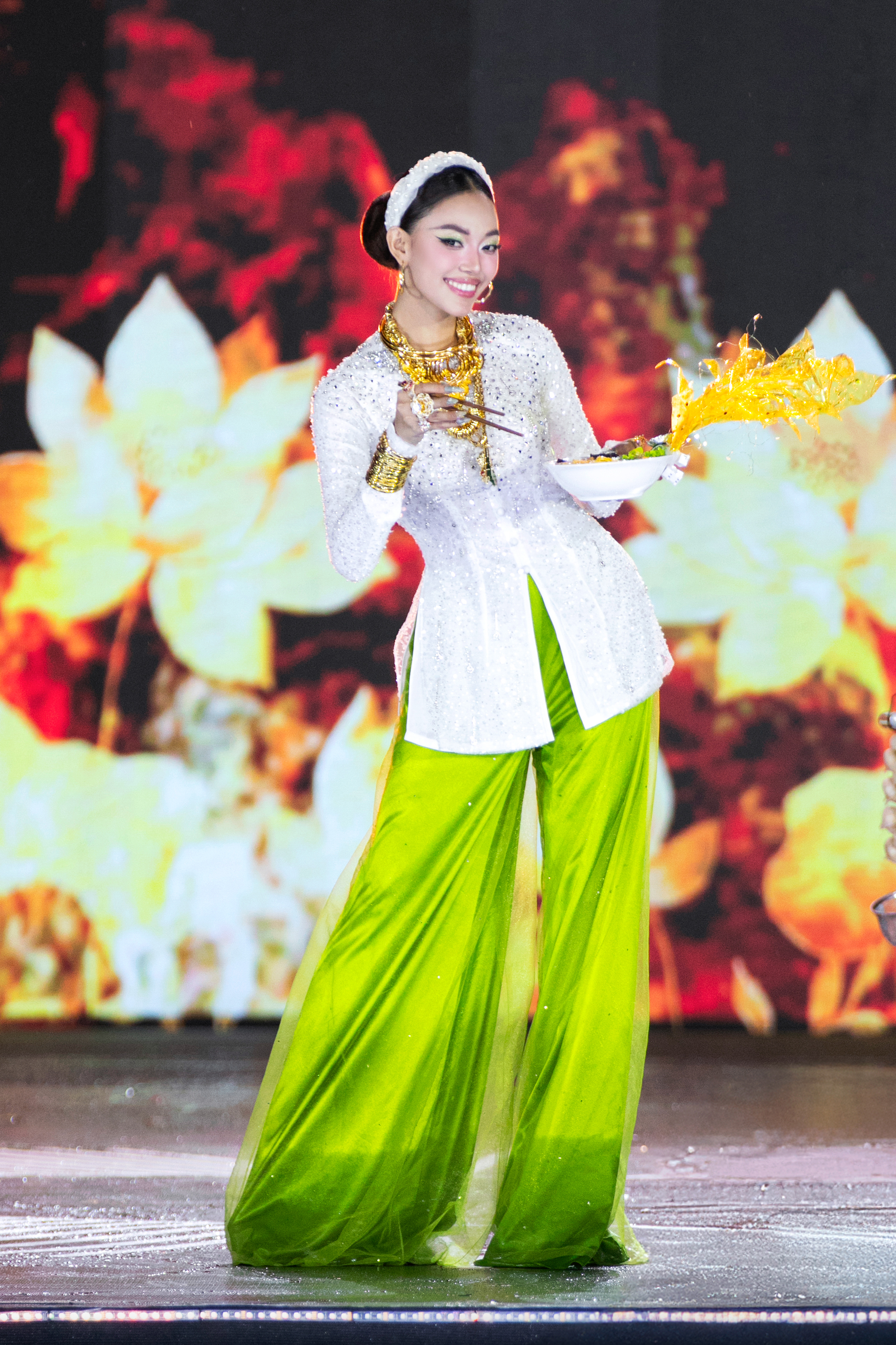 Cảnh tượng chưa từng c&oacute; ở Miss Grand VietNam

- Ảnh 40.