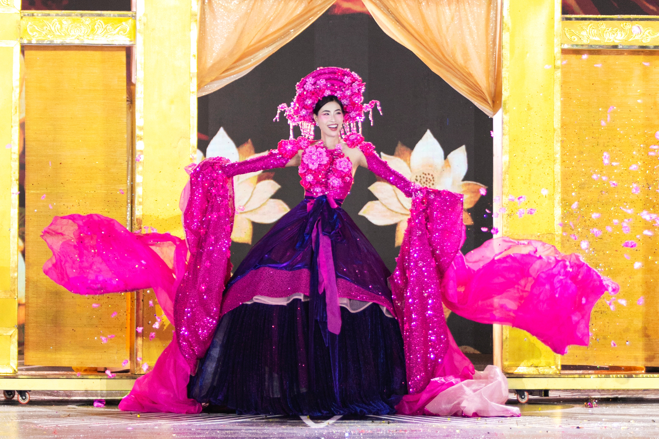Cảnh tượng chưa từng c&oacute; ở Miss Grand VietNam

- Ảnh 10.