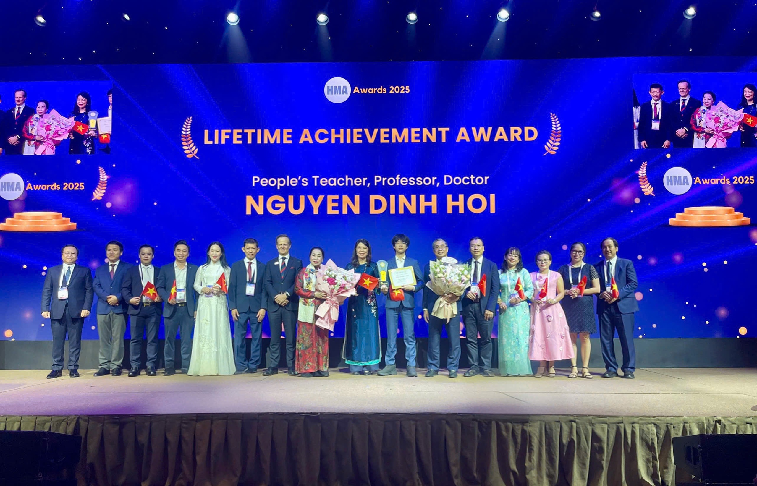 GS Nguyễn Đ&igrave;nh Hối, nguy&ecirc;n Hiệu trưởng Đại học Y Dược TP HCM, được trao giải thưởng cống hiến - Ảnh 1.