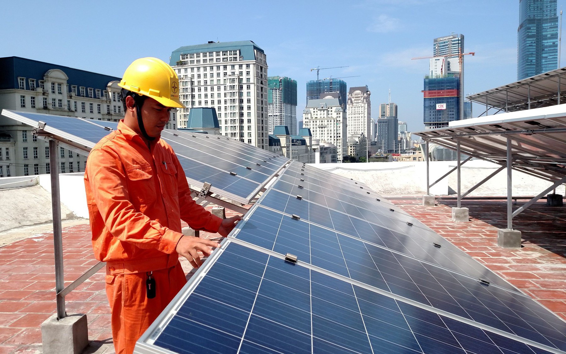 Lắp điện mặt trời mái nhà phải xin phép xây dựng, PCCC, môi trường, điện lực...? - Ảnh 2.