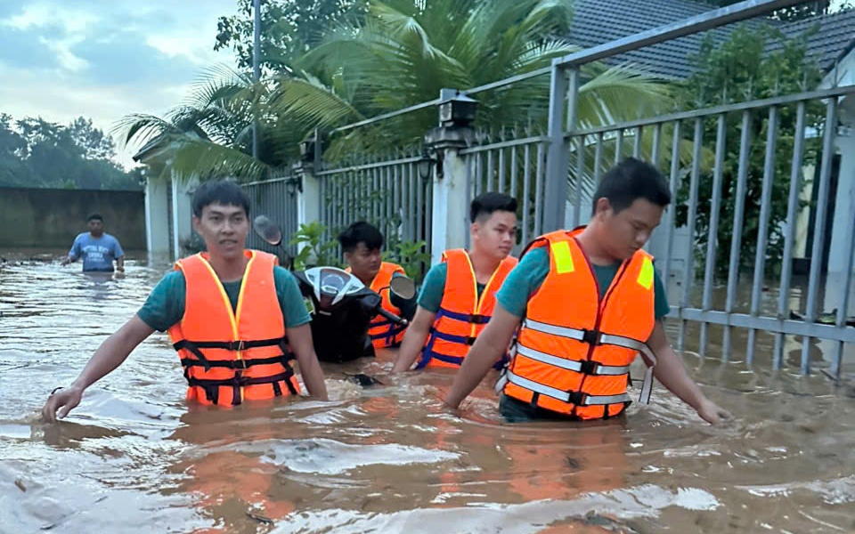 Ngập kinh hoàng ở xã Bình An lúc rạng sáng, nước lên đến thắt lưng