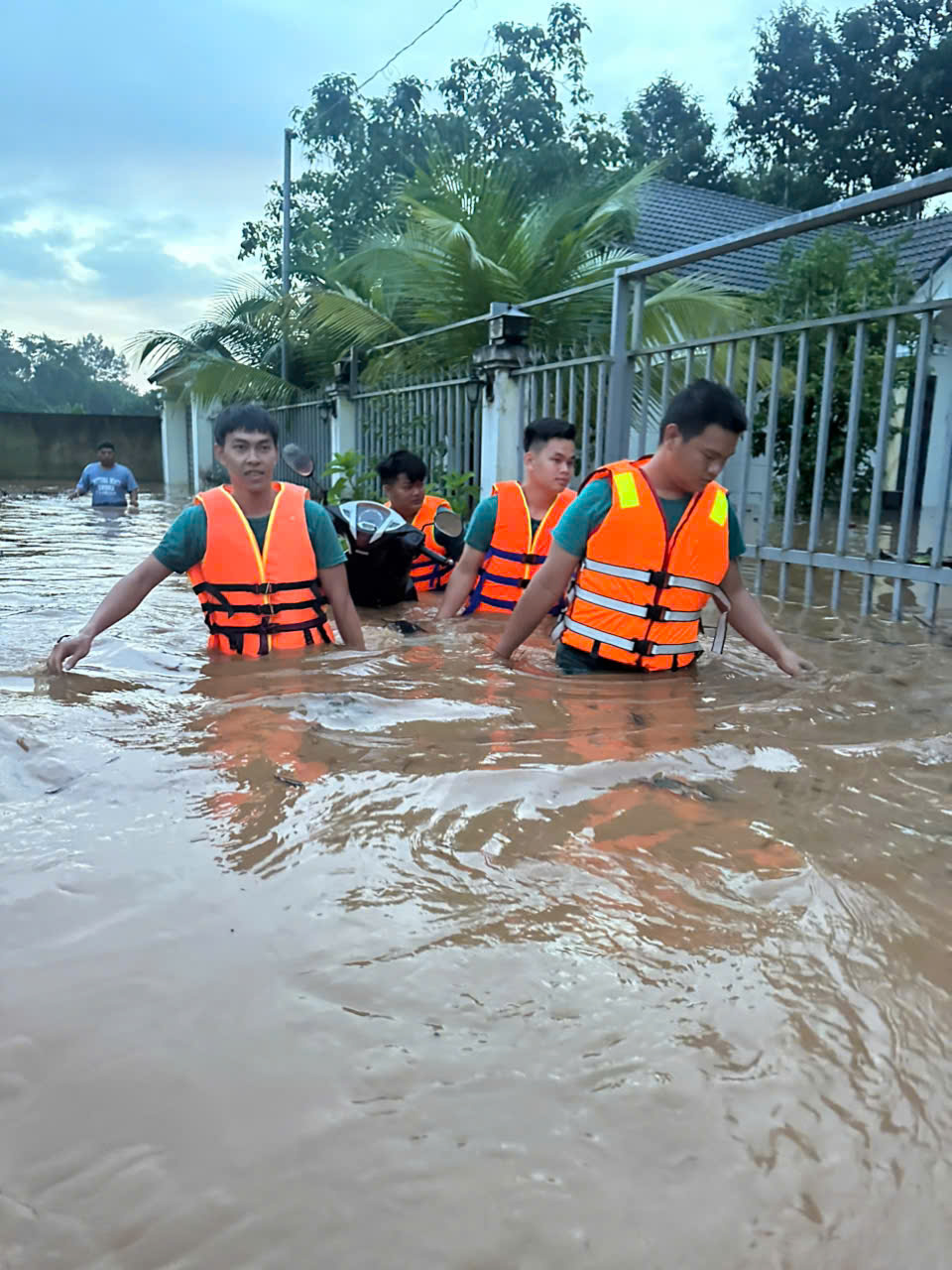 Hình ảnh quân đội và công an hỗ trợ người dân trong mưa ngập ở Đồng Nai - Ảnh 1.