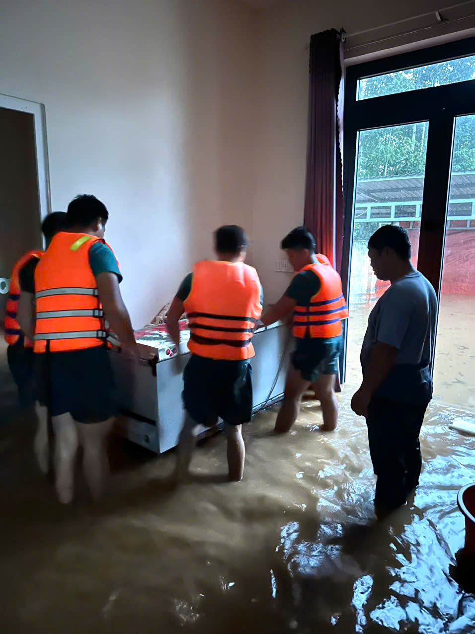 Hình ảnh quân đội và công an hỗ trợ người dân trong mưa ngập ở Đồng Nai - Ảnh 2.