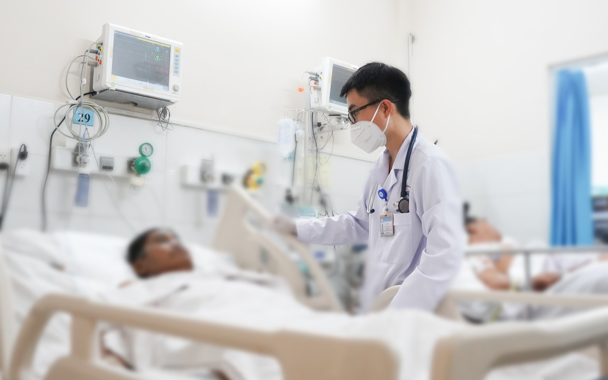 Người đàn ông đi làm ruộng về nhiễm trùng nguy kịch
