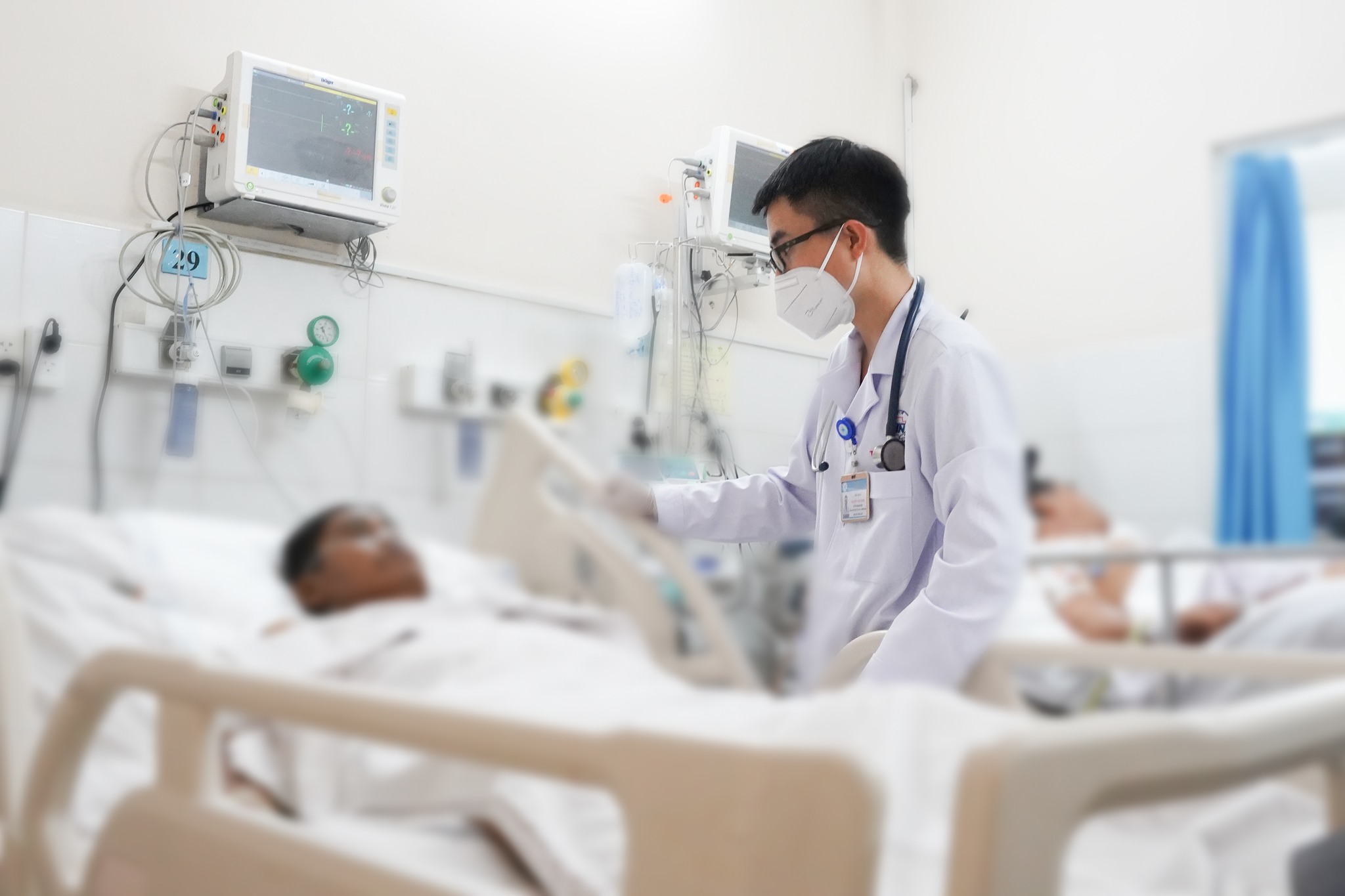 Người đàn ông nhiễm trùng cao hơn 900 lần bình thường sau khi đi làm ruộng về - Ảnh 1.