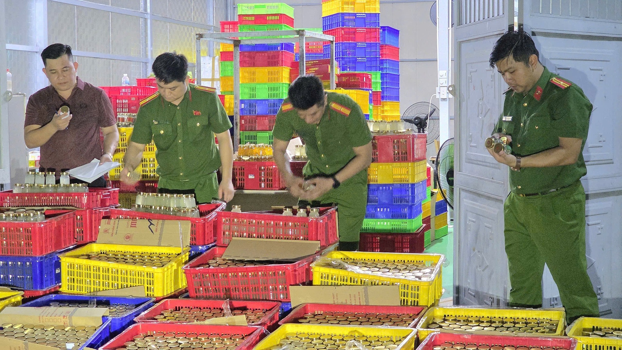 Quy mô gây choáng của tổng kho sản xuất nước yến giả tại Đà Nẵng - Ảnh 2.