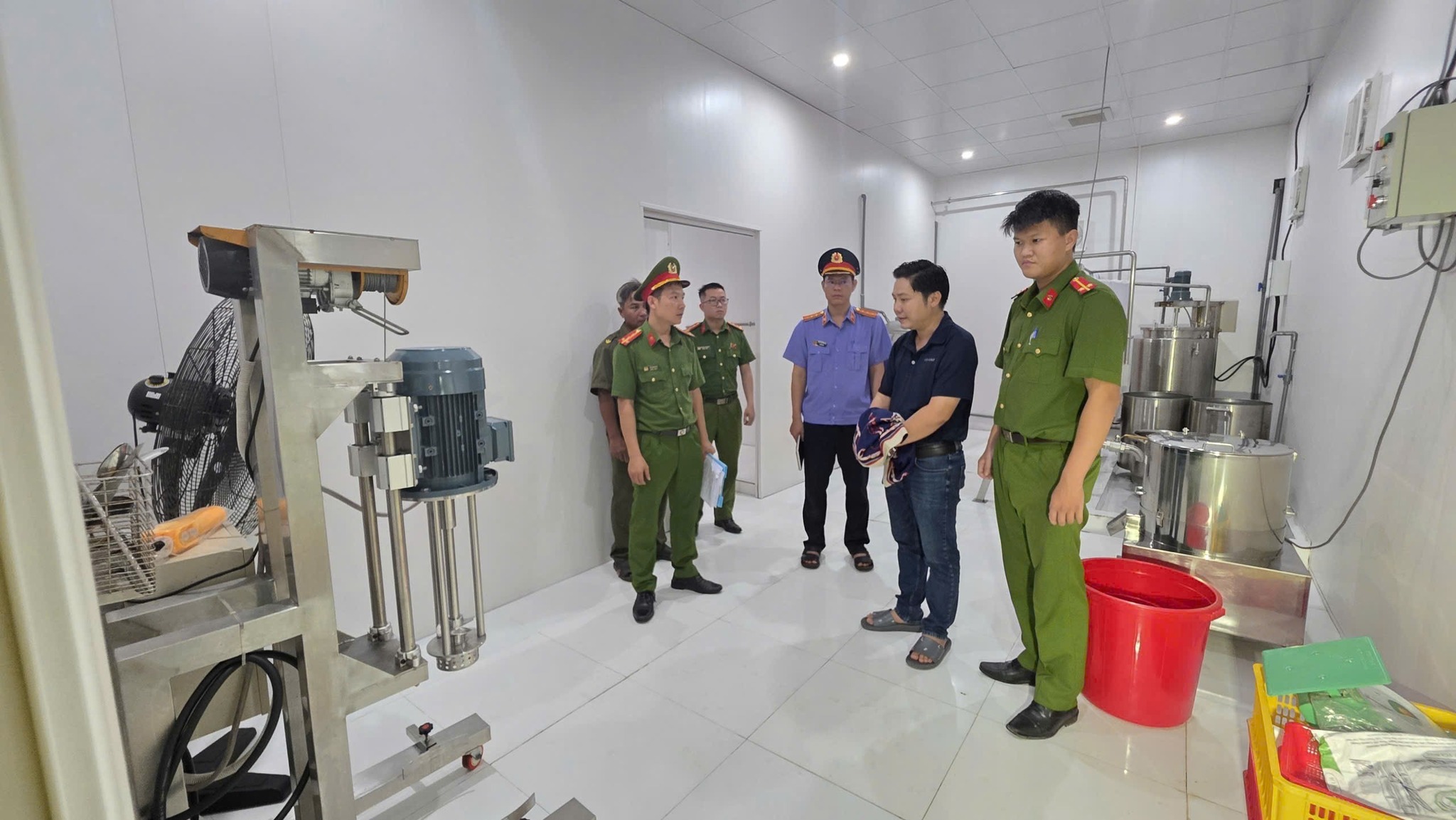 Quy mô gây choáng của tổng kho sản xuất nước yến giả tại Đà Nẵng - Ảnh 9.