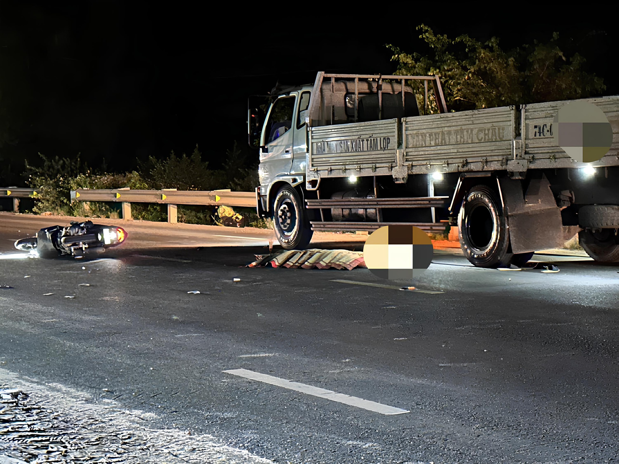 Quảng Trị: Nam thanh ni&ecirc;n 20 tuổi tử vong sau va chạm với xe tải đang đậu - Ảnh 1.