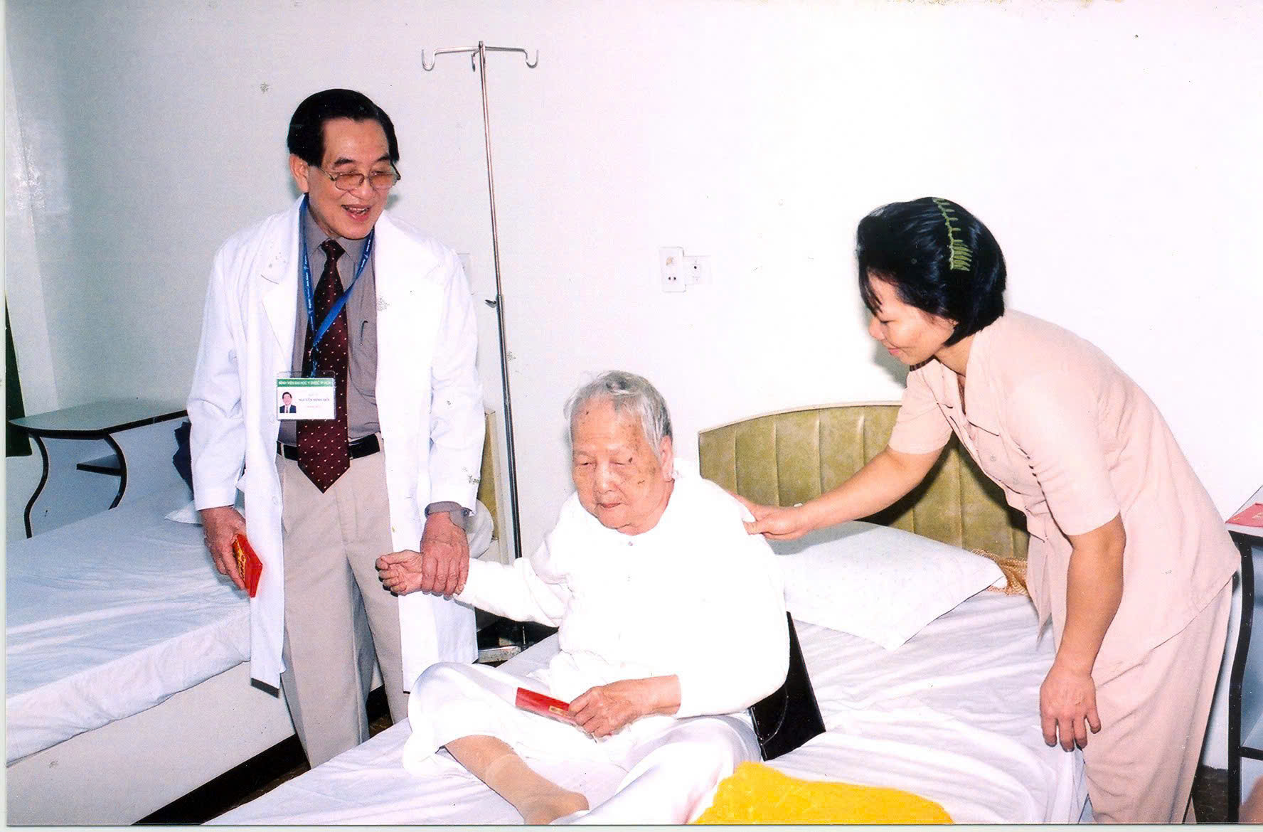 GS Nguyễn Đ&igrave;nh Hối, nguy&ecirc;n Hiệu trưởng Đại học Y Dược TP HCM, được trao giải thưởng cống hiến - Ảnh 2.