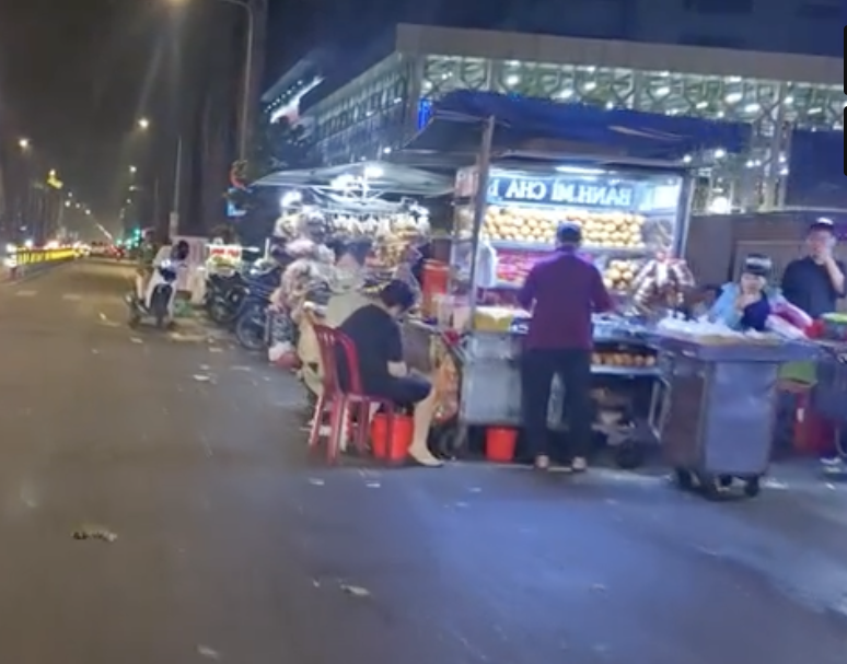 H&agrave;ng rong b&aacute;t nh&aacute;o trước bệnh viện, UBND phường Chợ Lớn trả lời thiếu thuyết phục - Ảnh 1.