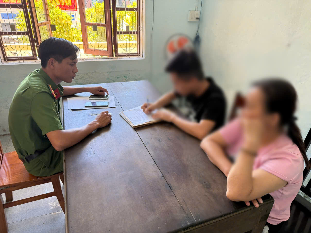 Từ việc người mẹ cầu cứu c&ocirc;ng an, nam thanh ni&ecirc;n &ldquo;ngộ ra&rdquo; khi được giải th&iacute;ch - Ảnh 1.