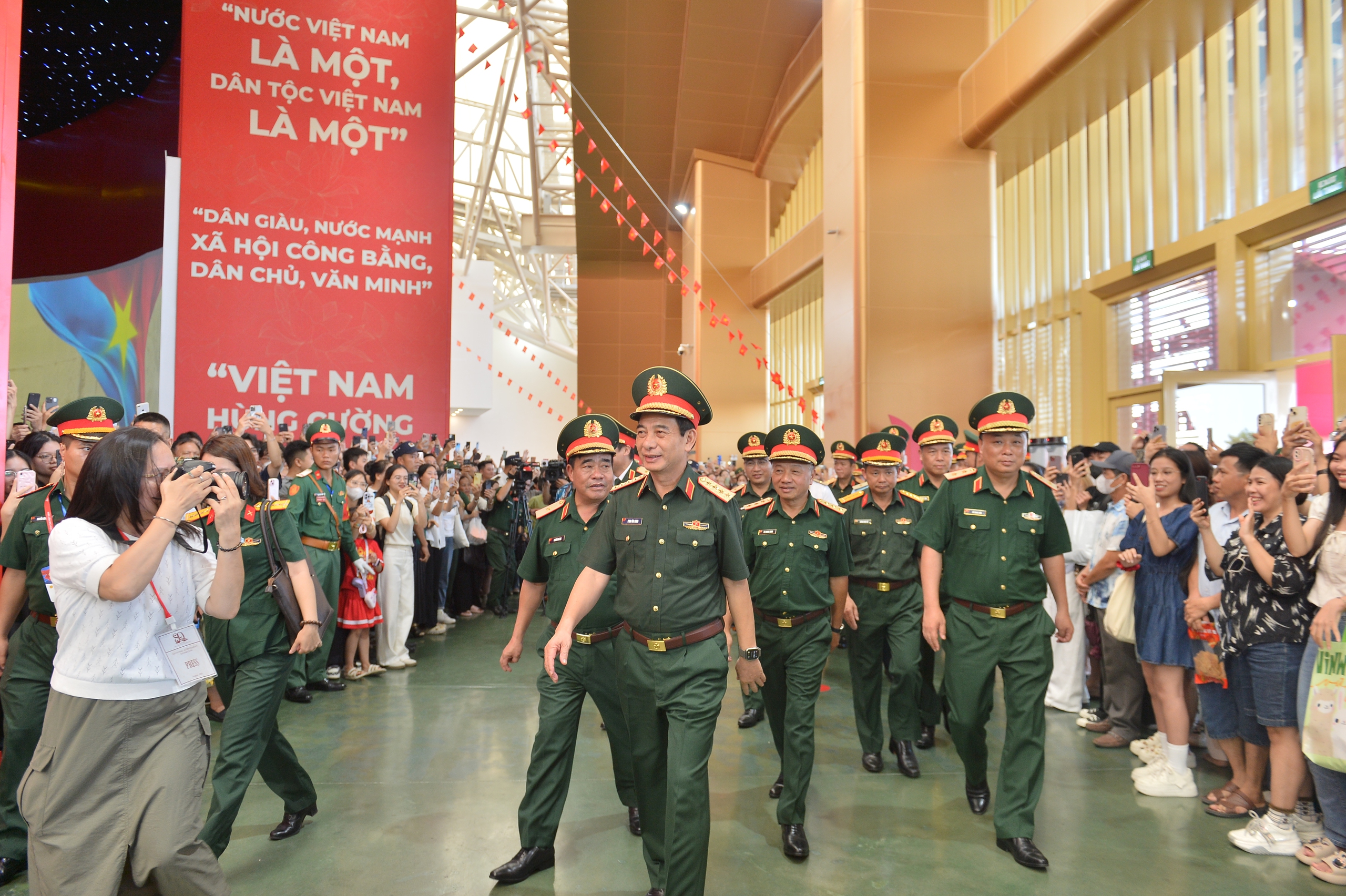 Đại tướng Phan Văn Giang thị sát khí tài hiện đại của quân đội Việt Nam- Ảnh 1.