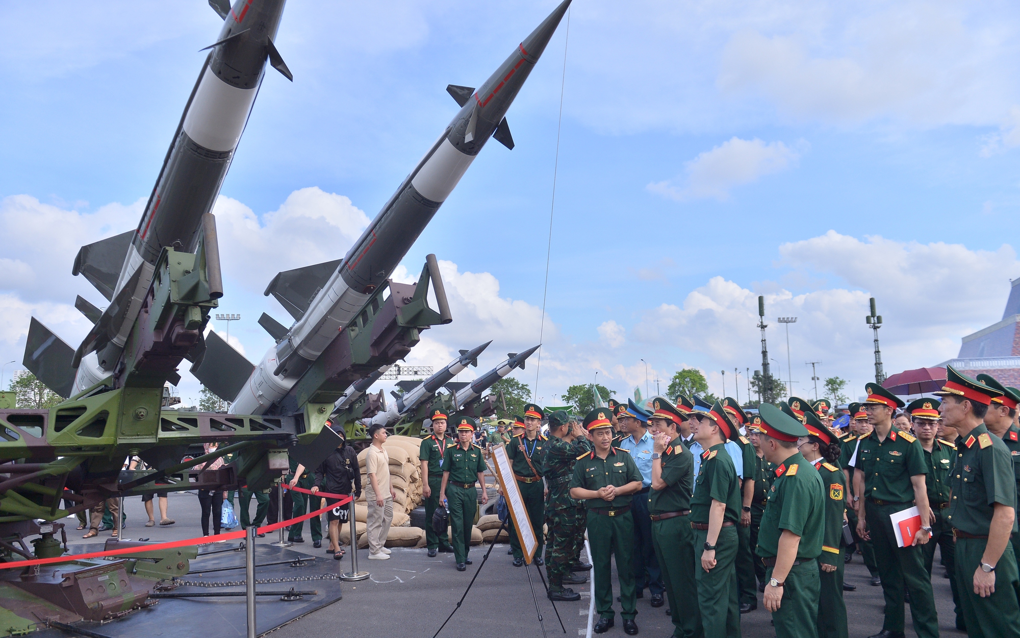 Đại tướng Phan Văn Giang thị sát khí tài hiện đại của quân đội Việt Nam