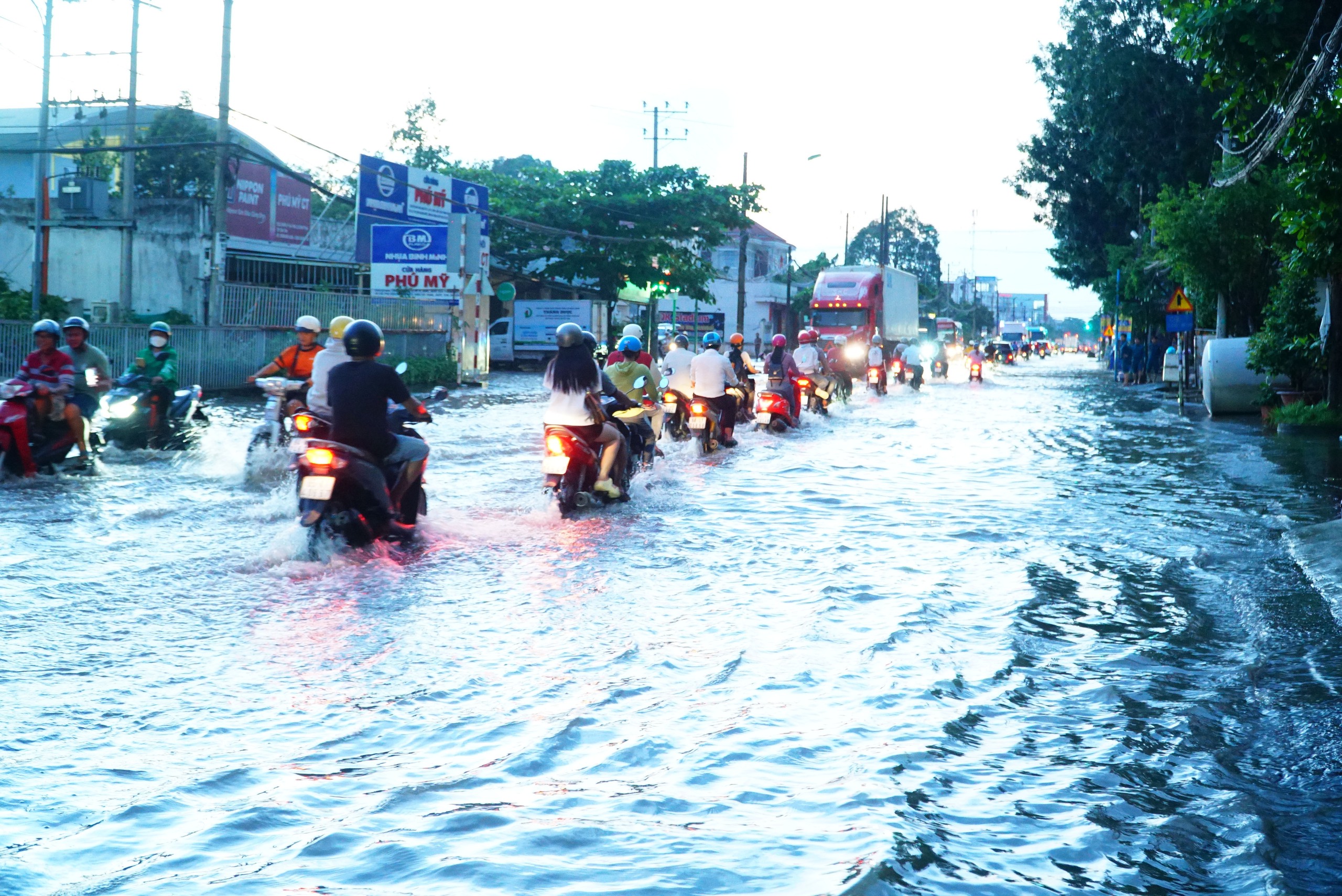 Hình ảnh trái ngược về triều cường ở Cần Thơ- Ảnh 1.