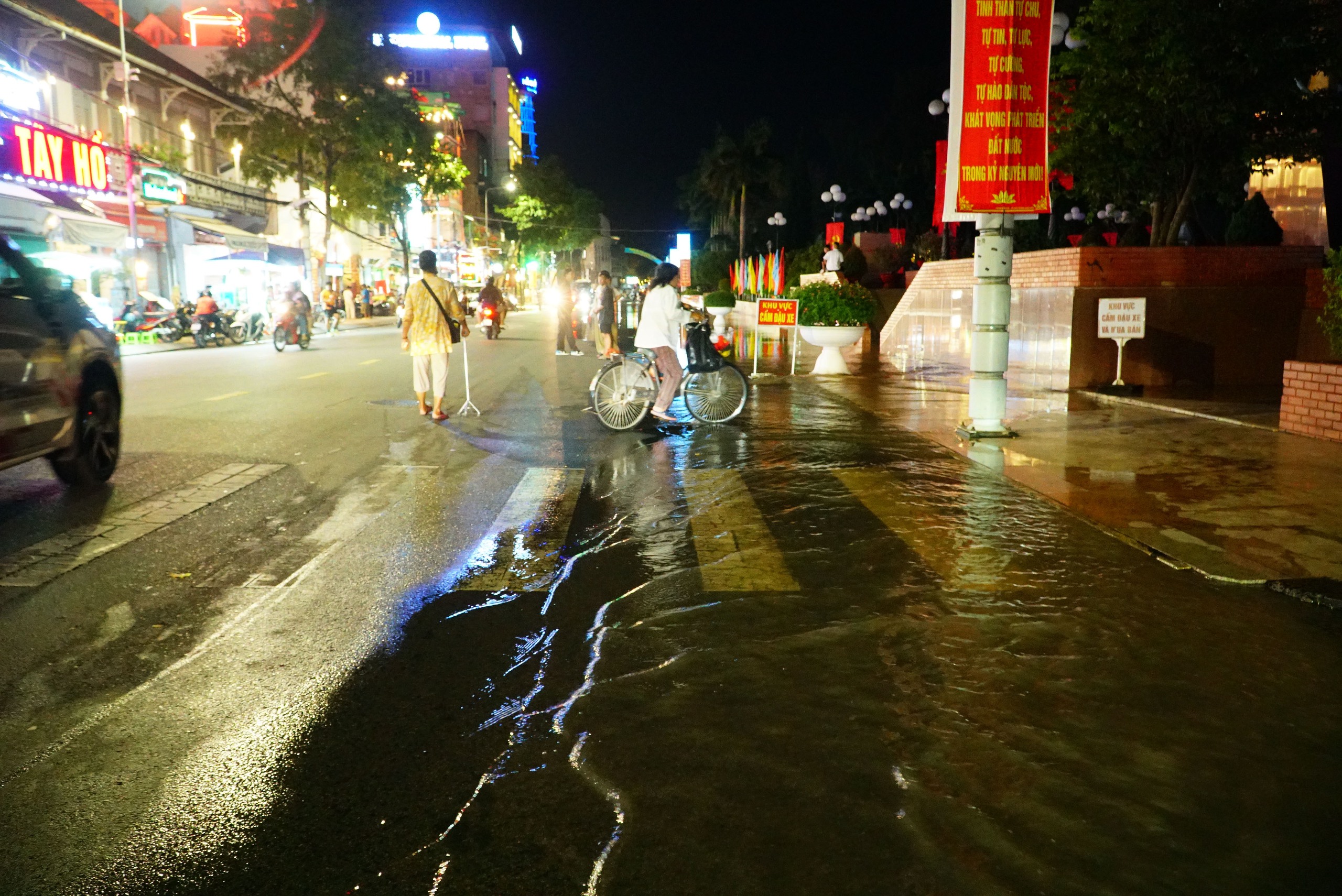 Hình ảnh trái ngược về triều cường ở Cần Thơ- Ảnh 17.
